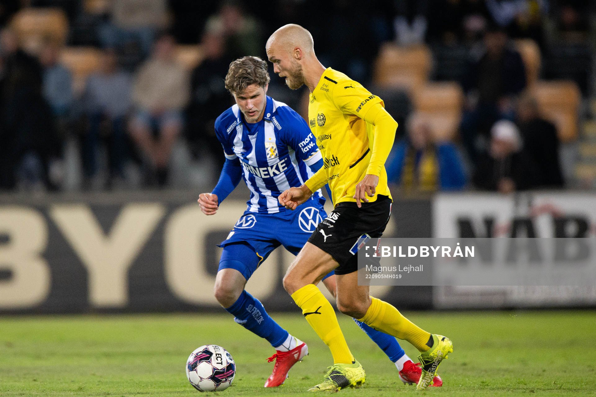 IFK Göteborgs Gustaf Norlin och Mjällbys Viktor Gustafson