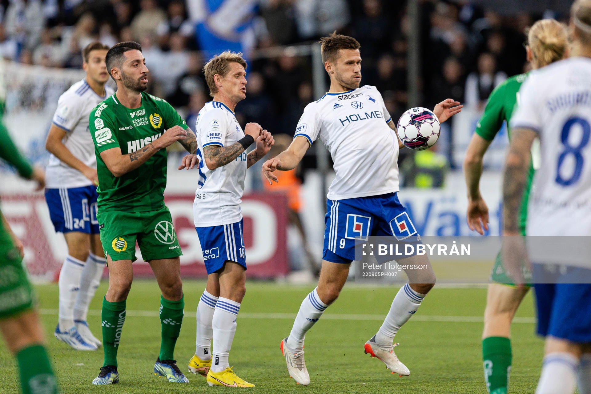 Hammarbys Nahir Besara i en kamp mot IFK Norrköpings Ari