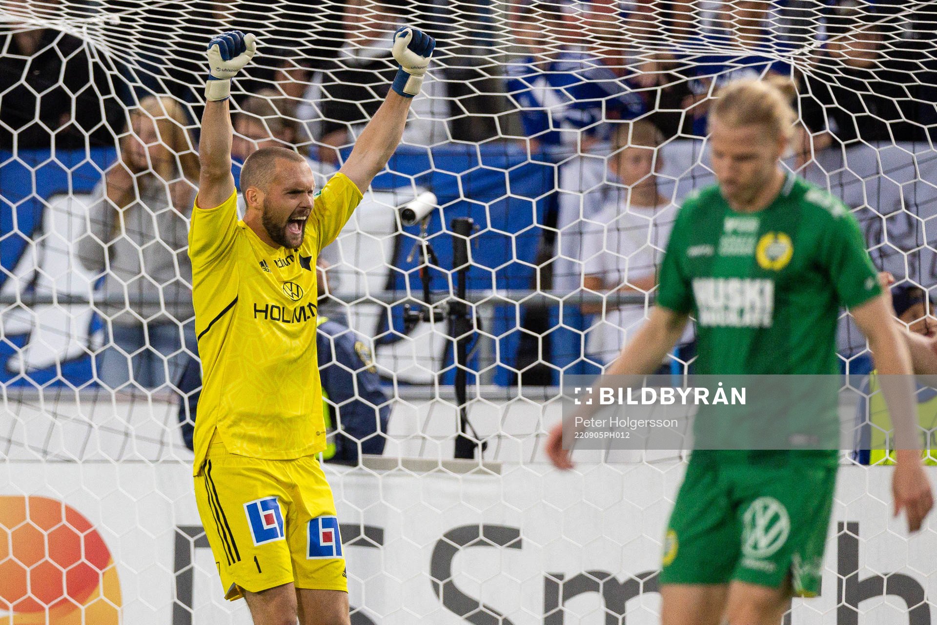 IFK Norrköpings målvakt Oscar Jansson jublar