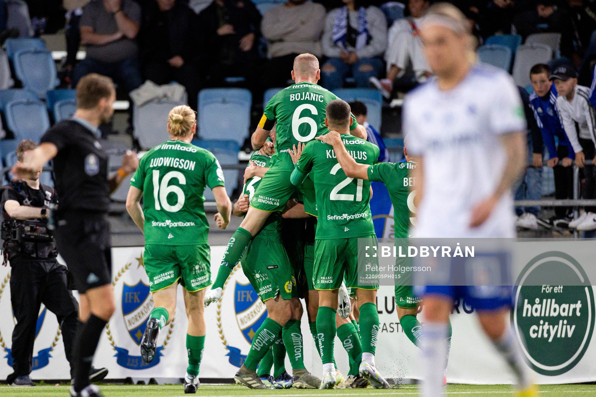 Hammarbys spelare jublar