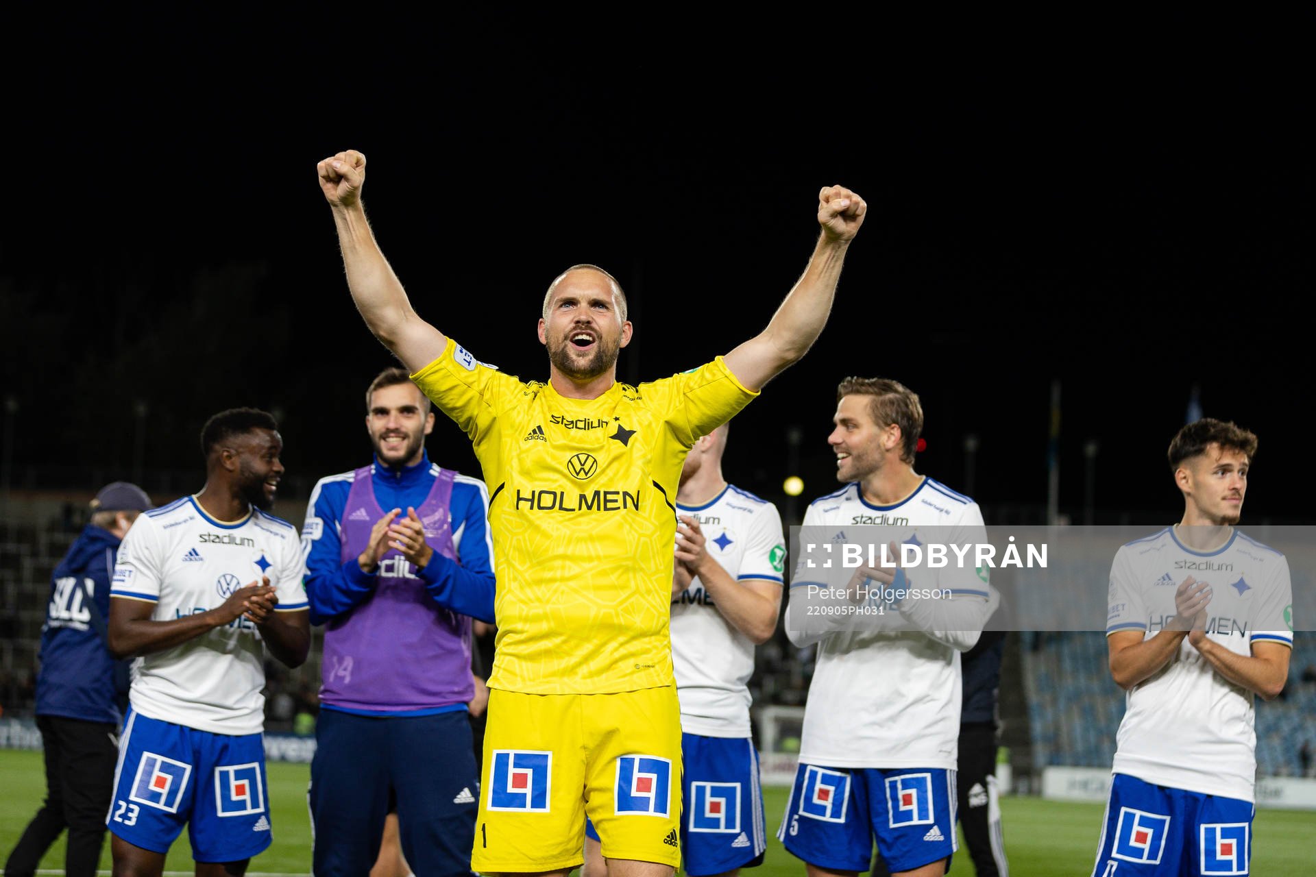 IFK Norrköpings målvakt Oscar Jansson jublar