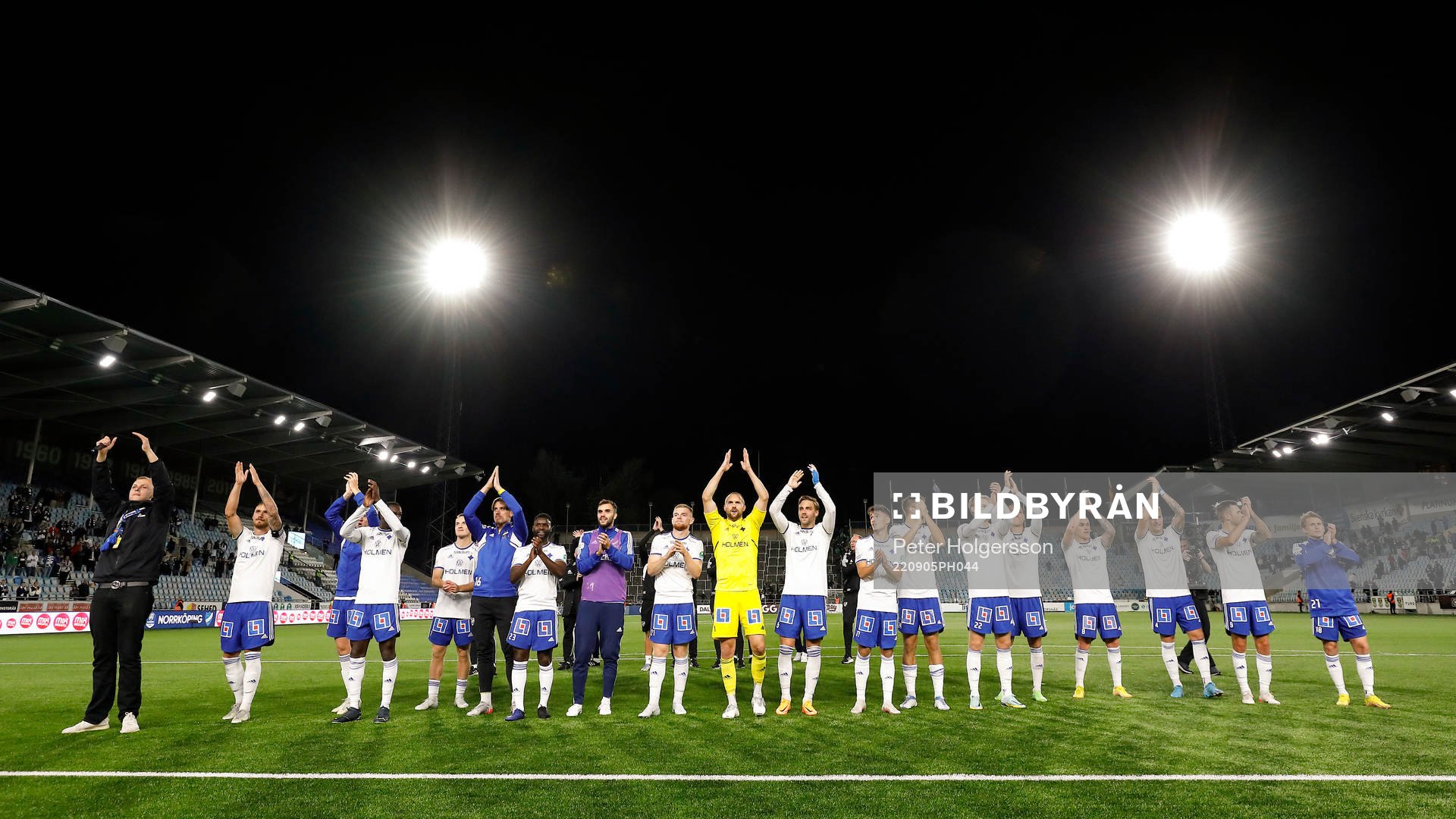 IFK Norrköpings spelare tackar publiken och jublar