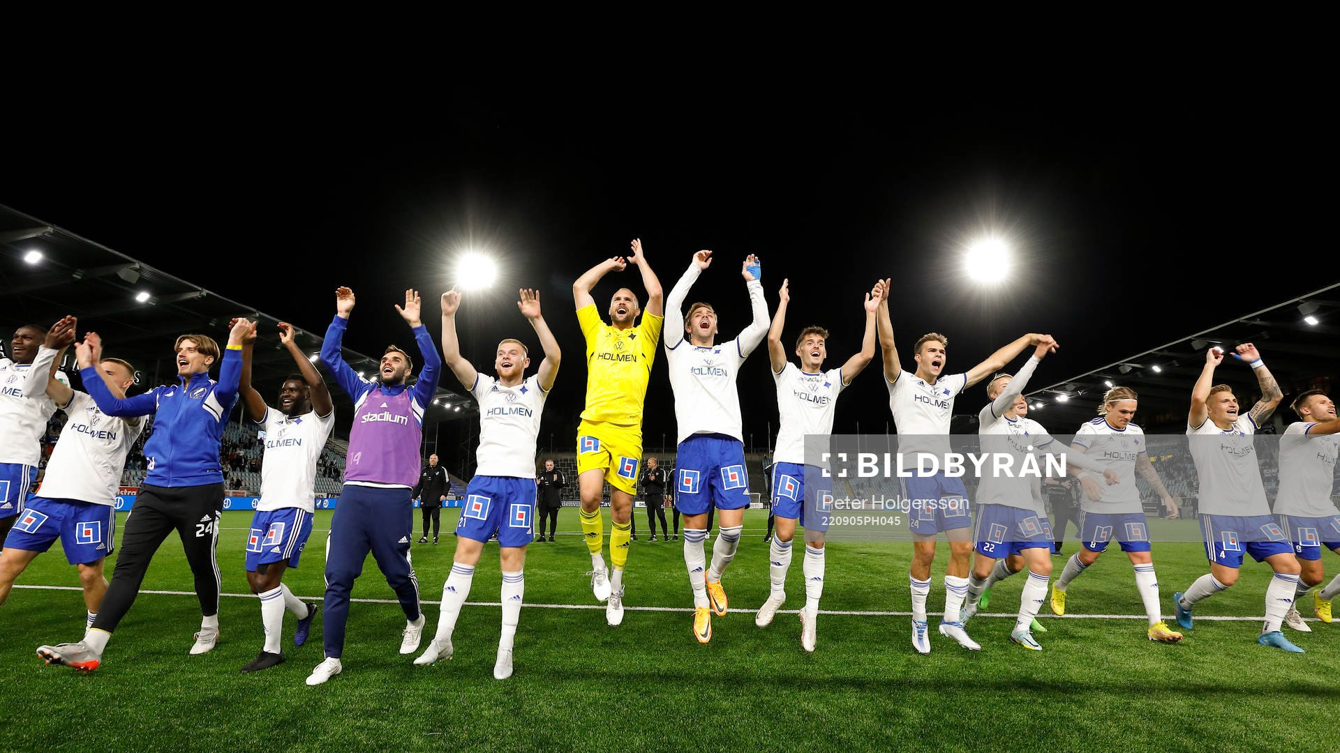 IFK Norrköpings spelare tackar publiken och jublar