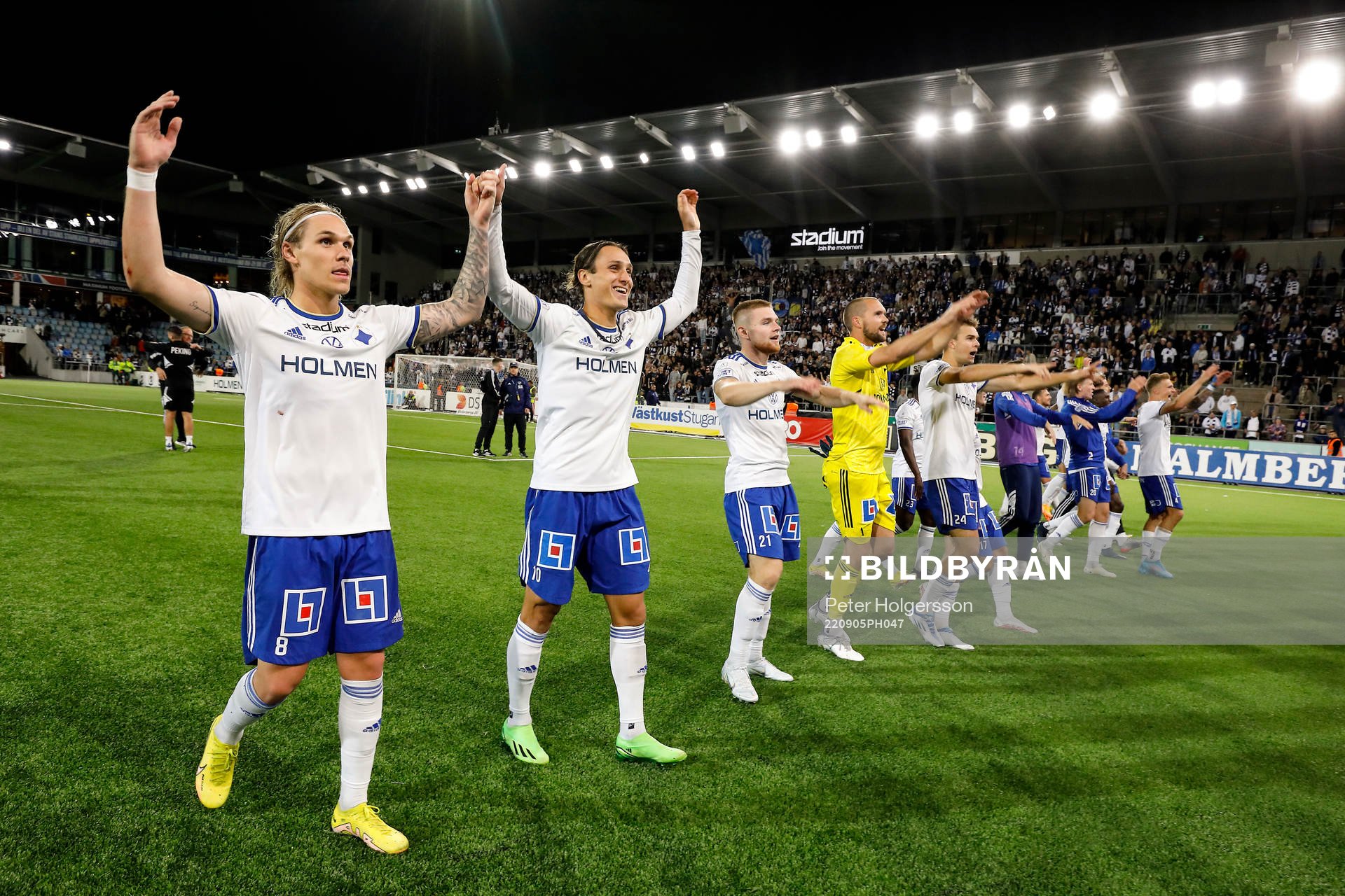 IFK Norrköpings spelare med Arnor Sigurdsson och Jonathan Levi tackar publiken och jublar under fotbollsmatchen i Allsvenskan mellan IFK Norrköping och Hammarby den 5 september 2022 i Norrköping.