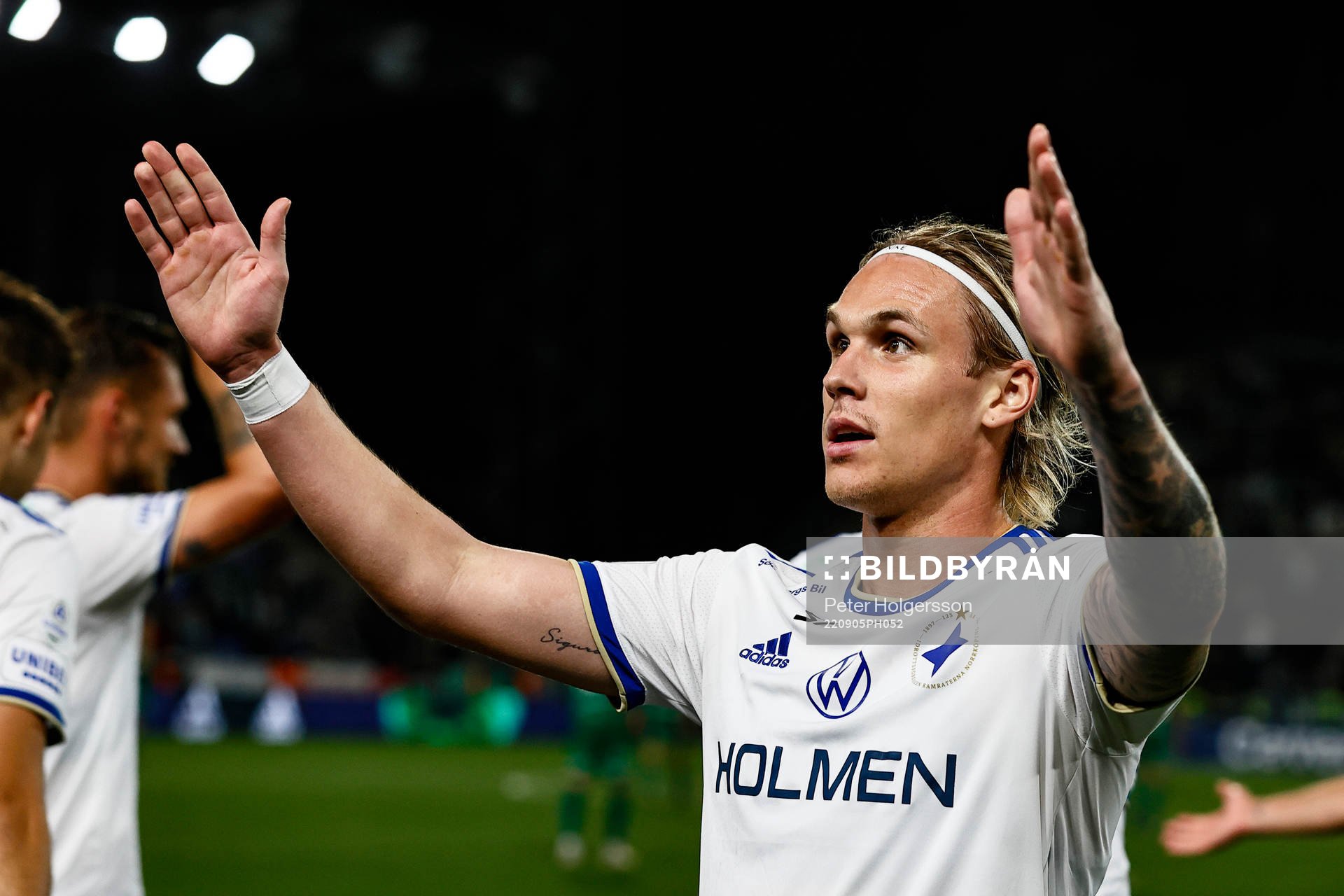 IFK Norrköpings Arnor Sigurdsson jublar med slängkyssar efter mål 1-4 under fotbollsmatchen i Allsvenskan mellan IFK Norrköping och Hammarby den 5 september 2022 i Norrköping.