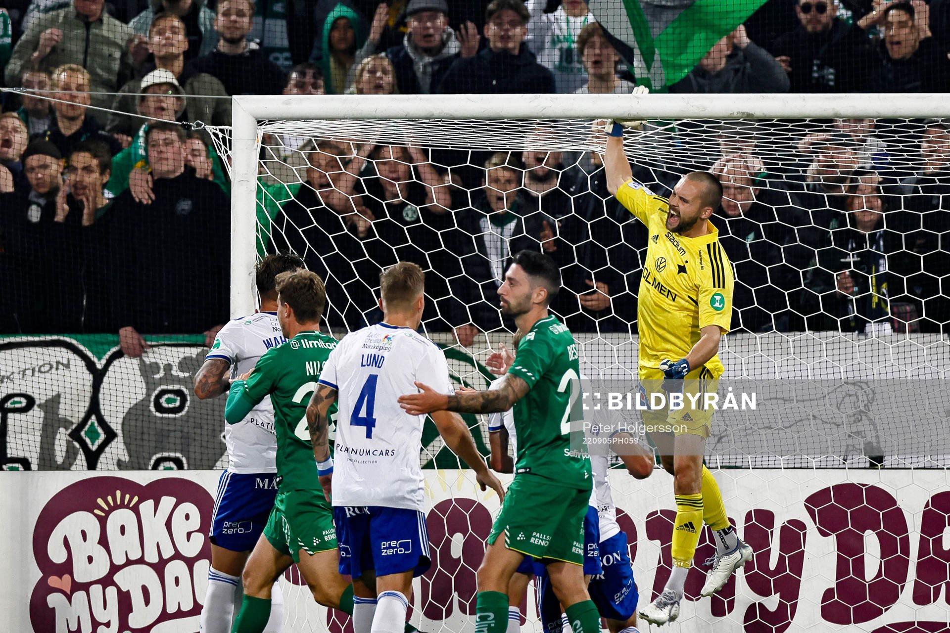 IFK Norrköpings målvakt Oscar Jansson jublar