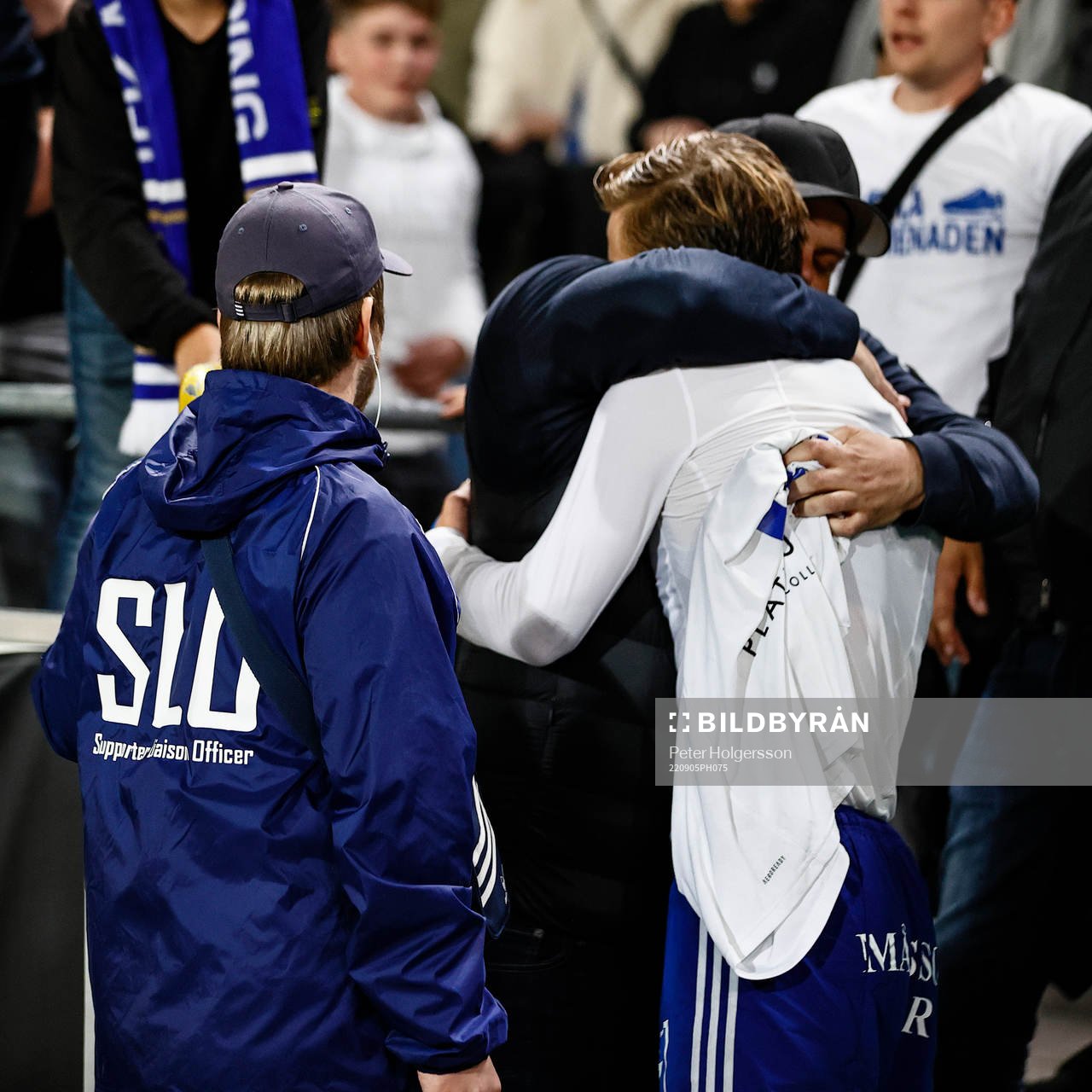 IFK Norrköpings Christoffer Nyman ger bort sin matchtröja