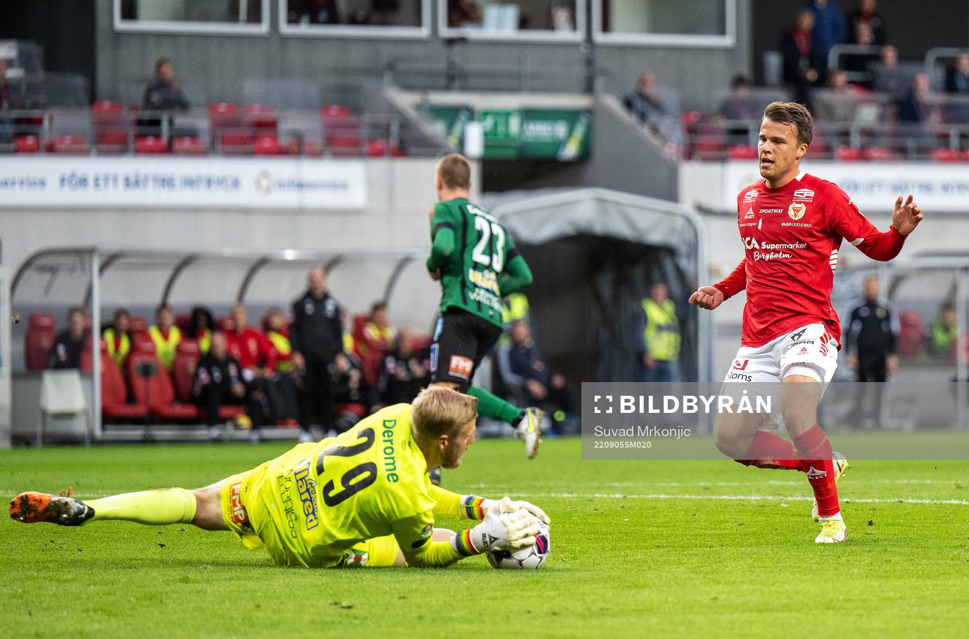 Varbergs målvakt Fredrik Andersson och Kalmars Simon Skrabb