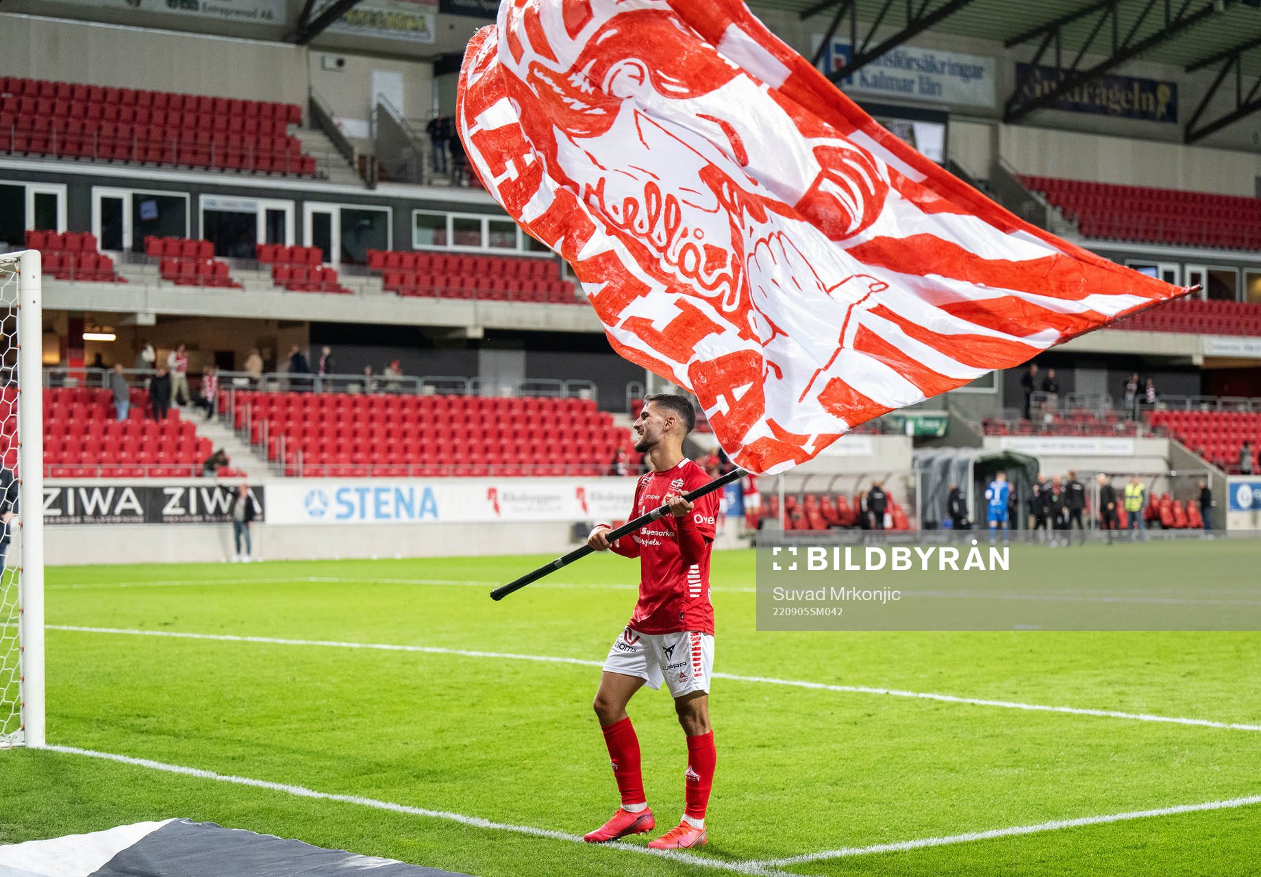 Kalmars Noah Shamoun jublar med en flagga