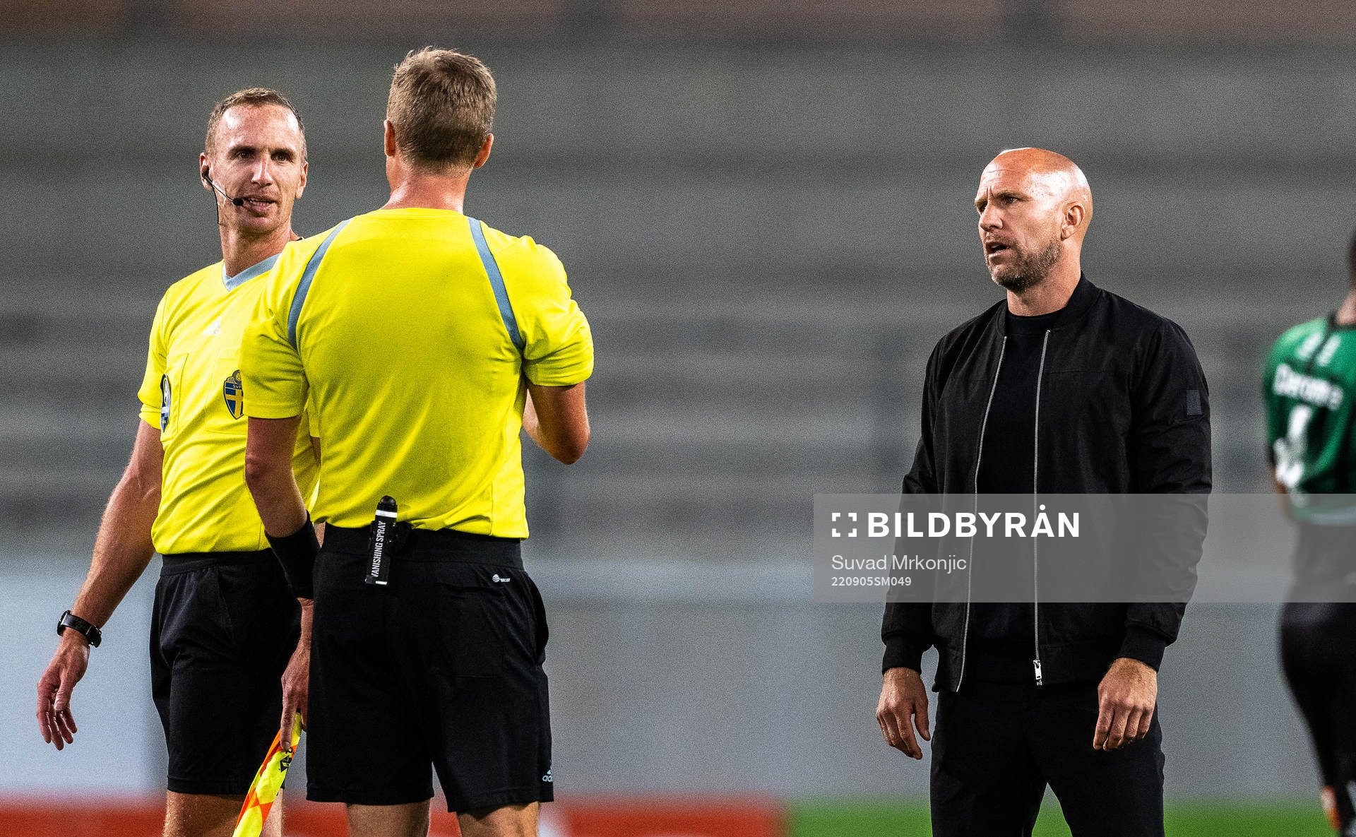 Domare Glenn Nyberg och Kalmars tränare Henrik Rydström