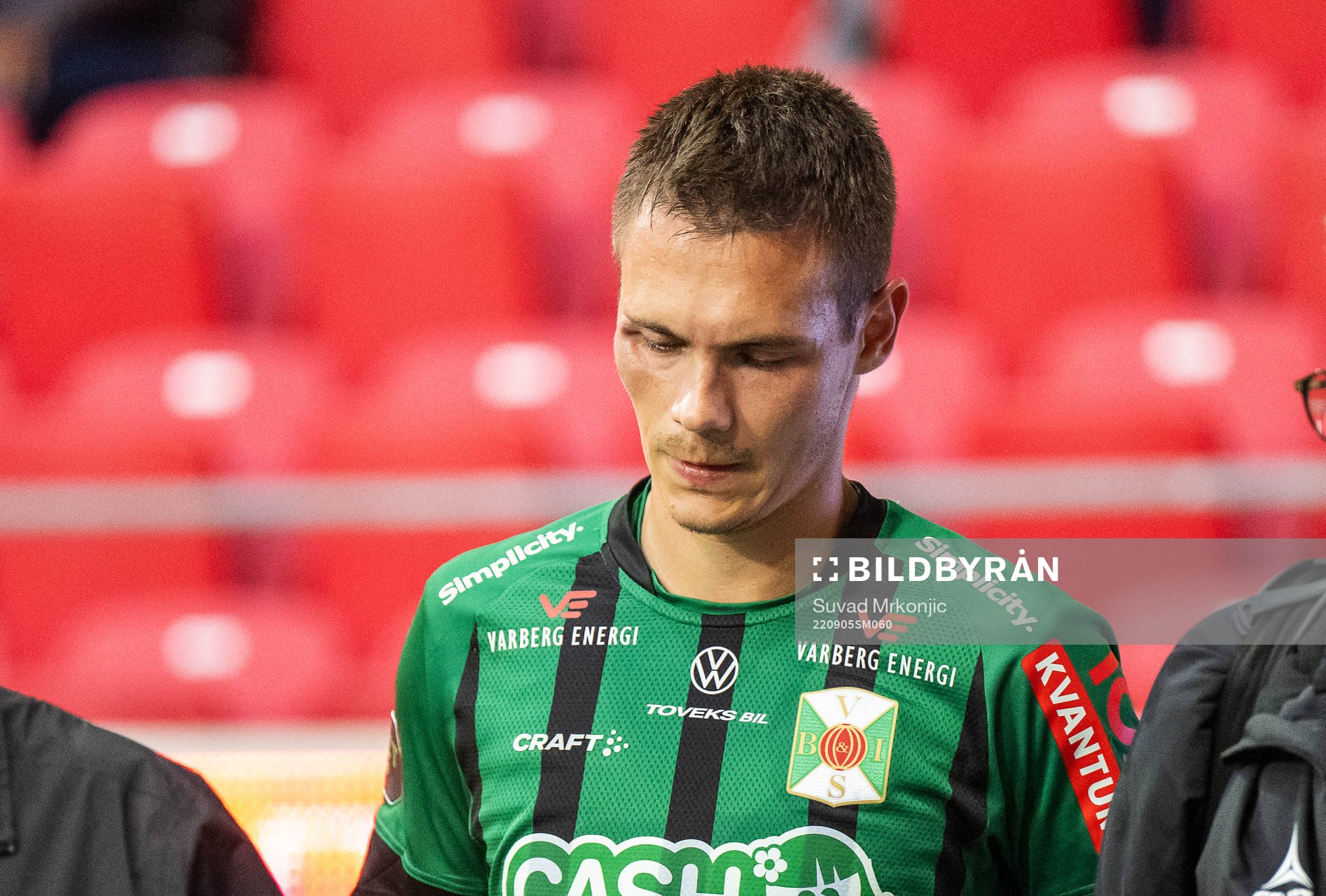 Varbergs Tobias Carlsson blev utbytt p g a skada under fotbollsmatchen i Allsvenskan mellan Kalmar och Varberg den 5 september 2022 i Kalmar.