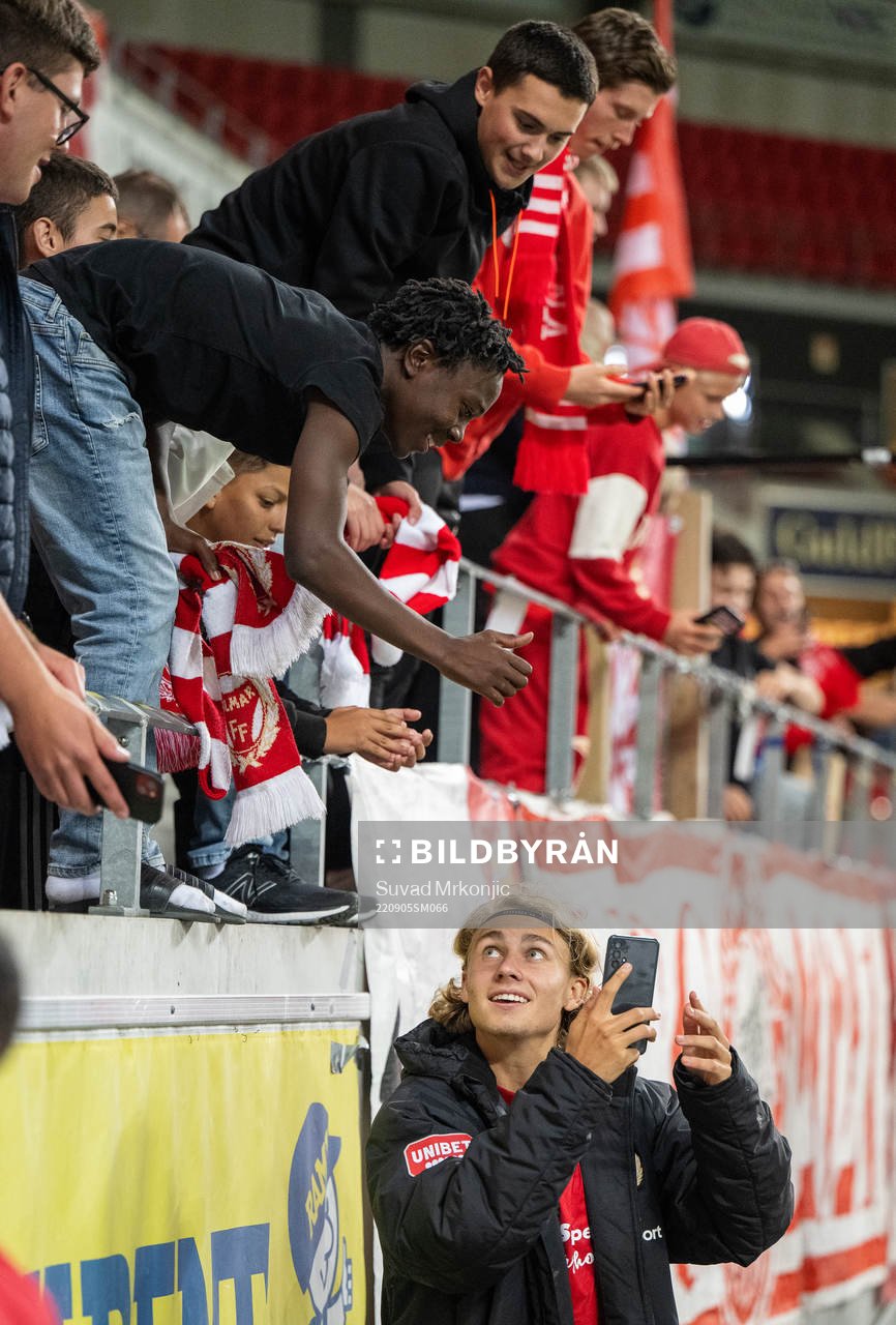 Kalmars Sebastian Nanasi tar selfies med fansen