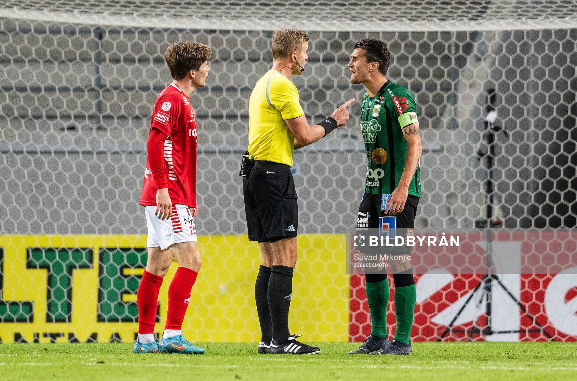 Domare Glenn Nyberg samtalar med Varbergs Jon Birkfeldt och