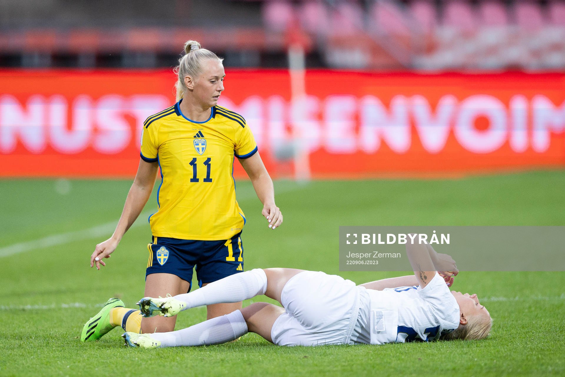 Stina Blackstenius of Sweden and Eveliina Summanen of