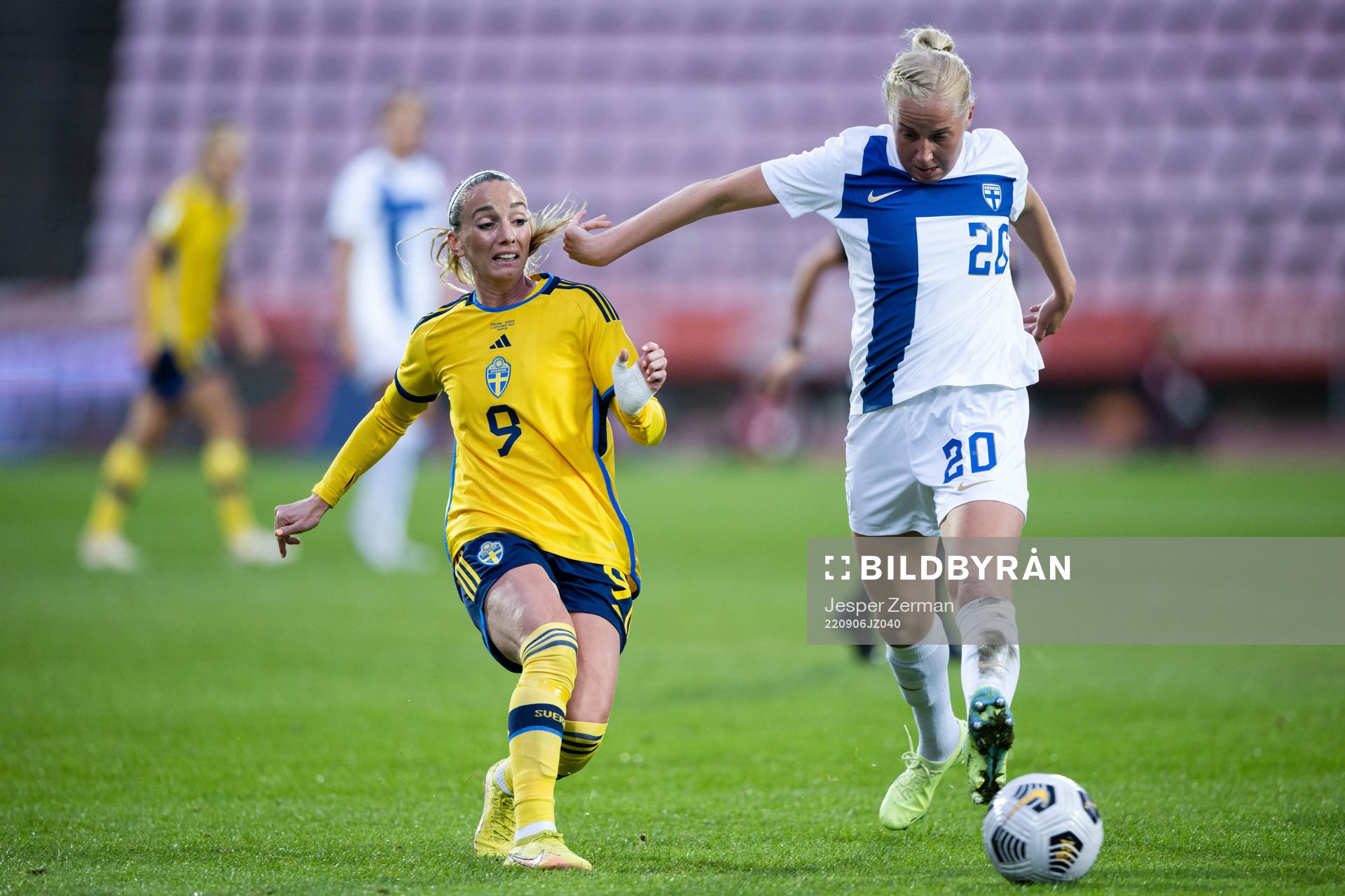 Kosovare Asllani of Sweden and Eveliina Summanen of Finland