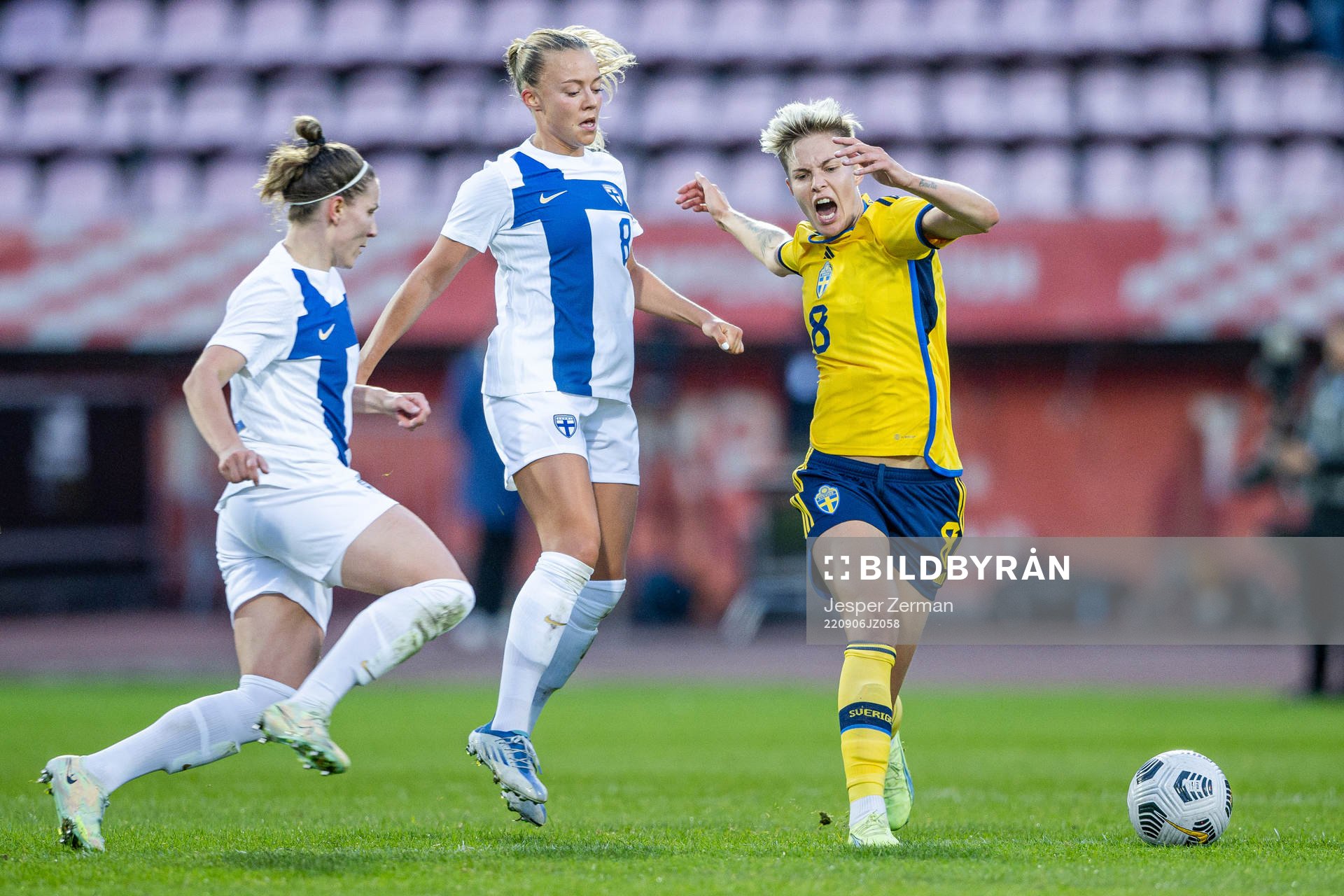 Olga Ahtinen of Finland and Lina Hurtig of Sweden