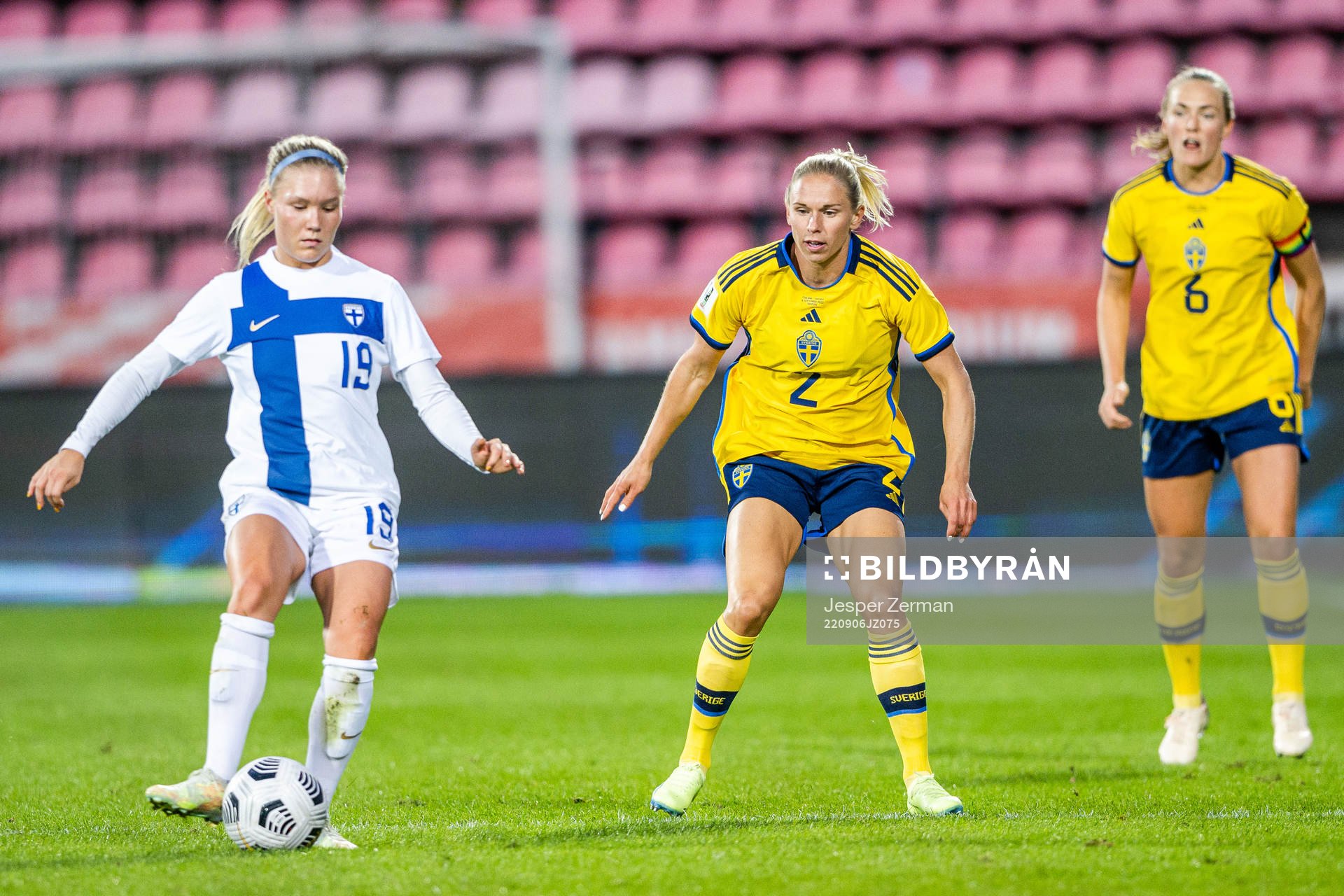 Emma Peuhkurinen of Finland and Jonna Andersson of Sweden