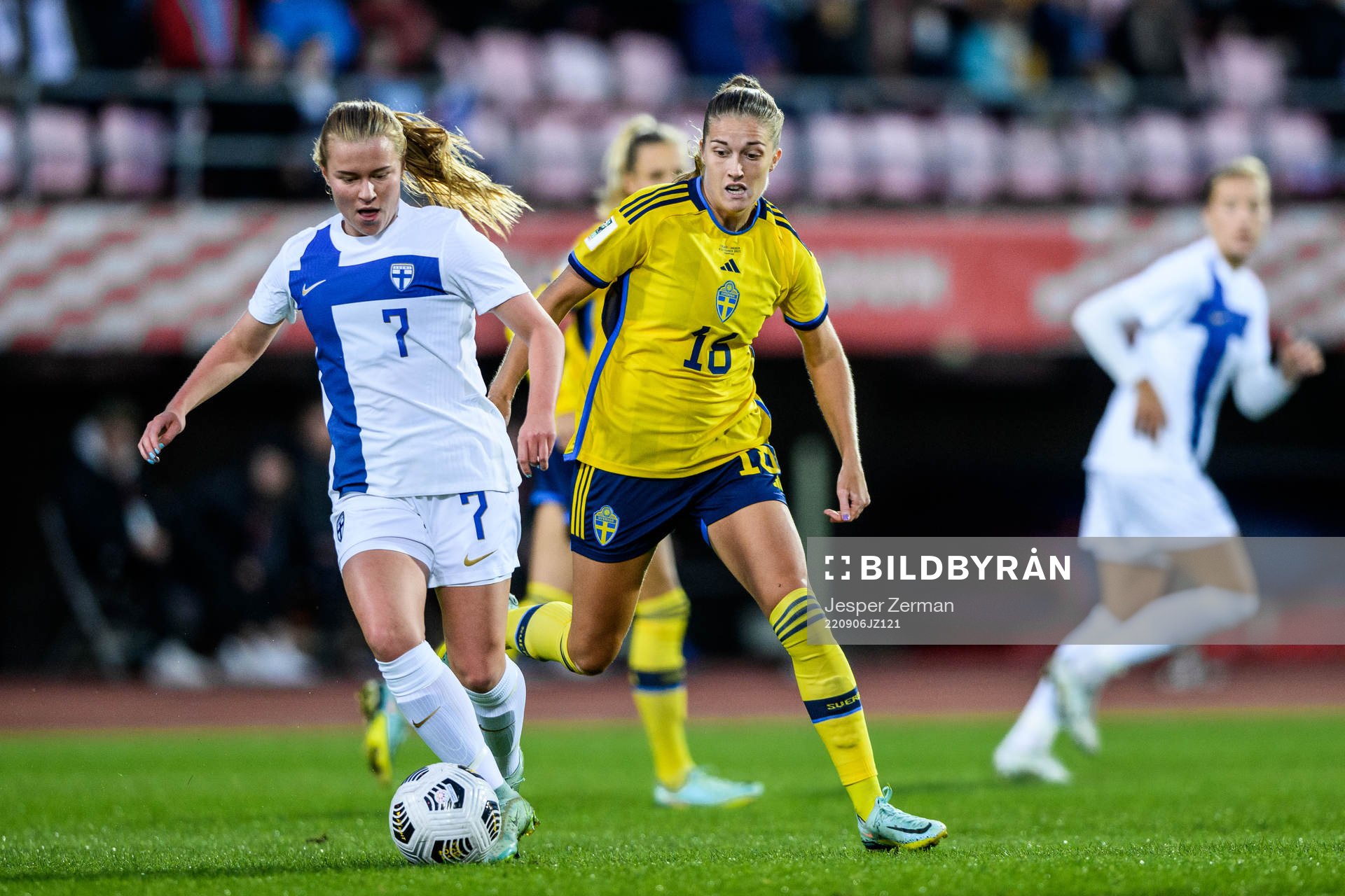 Emmi Siren of Finland and Filippa Angeldahl of Sweden
