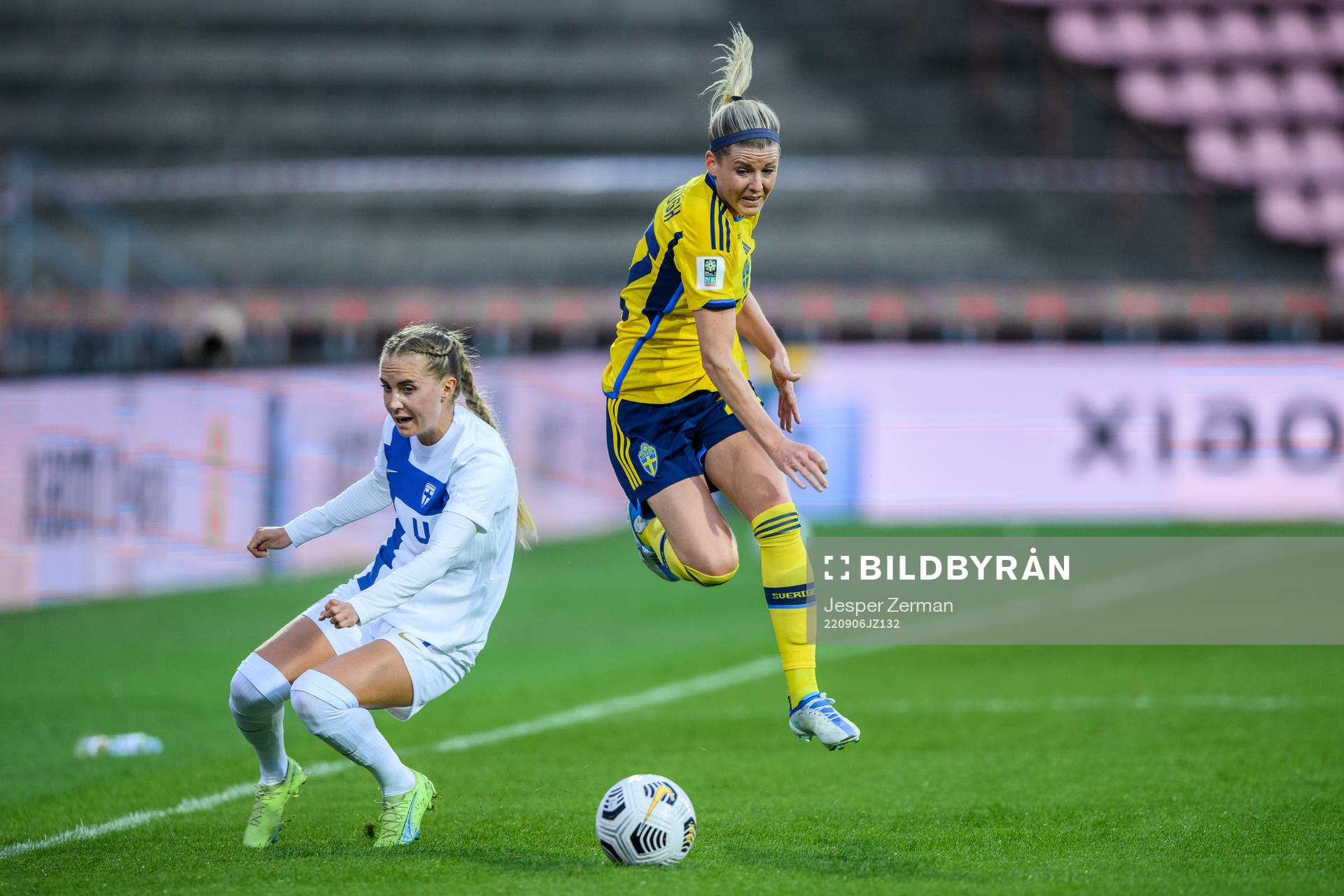 Ria Öling of Finland and Olivia Scough of Sweden