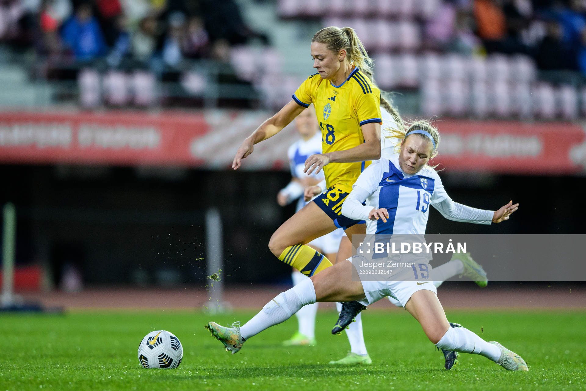 Fridolina Rolfö of Sweden and Emma Peuhkurinen of Finland