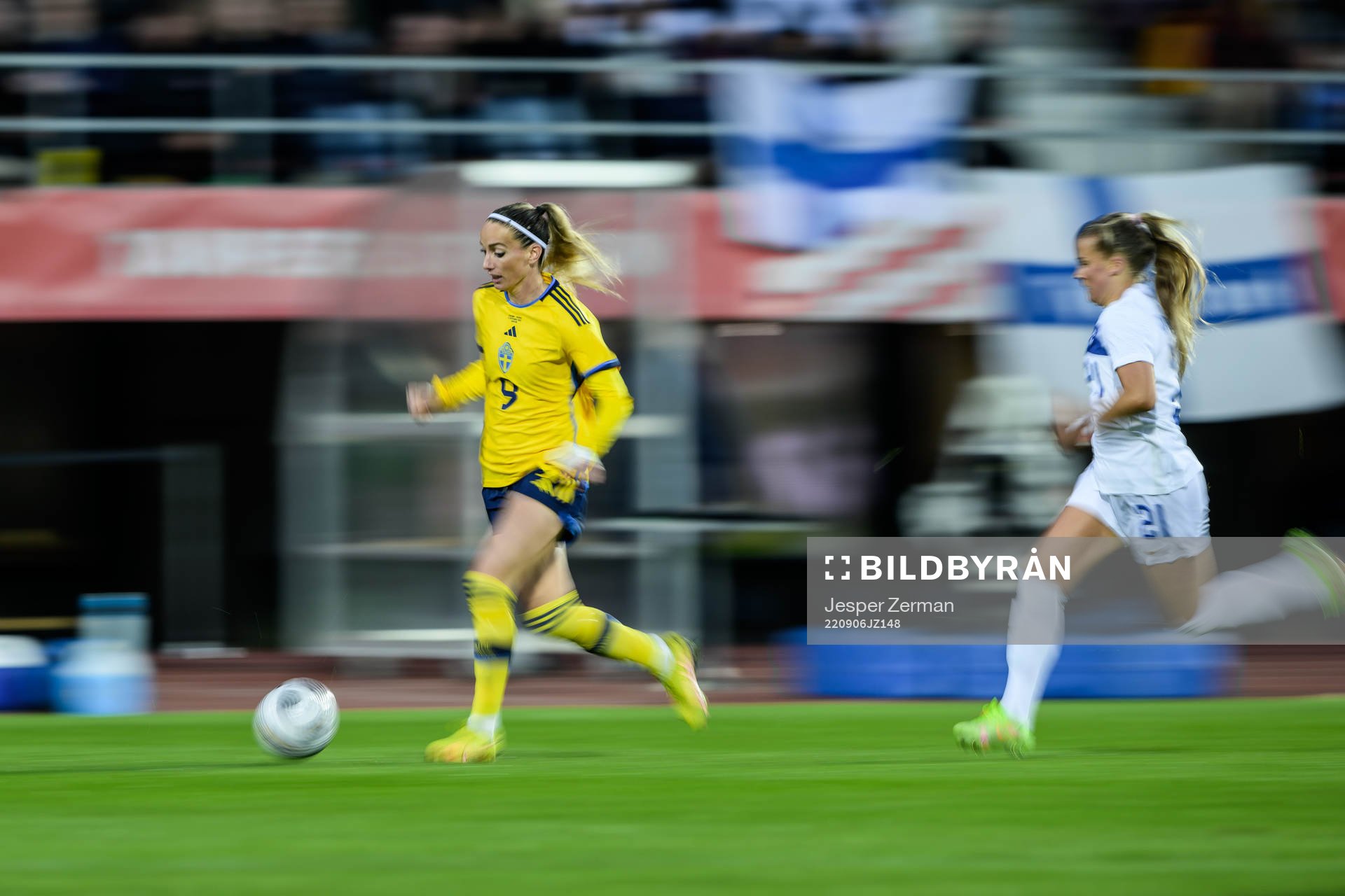 Kosovare Asllani of Sweden and Amanda Rantanen of Finland