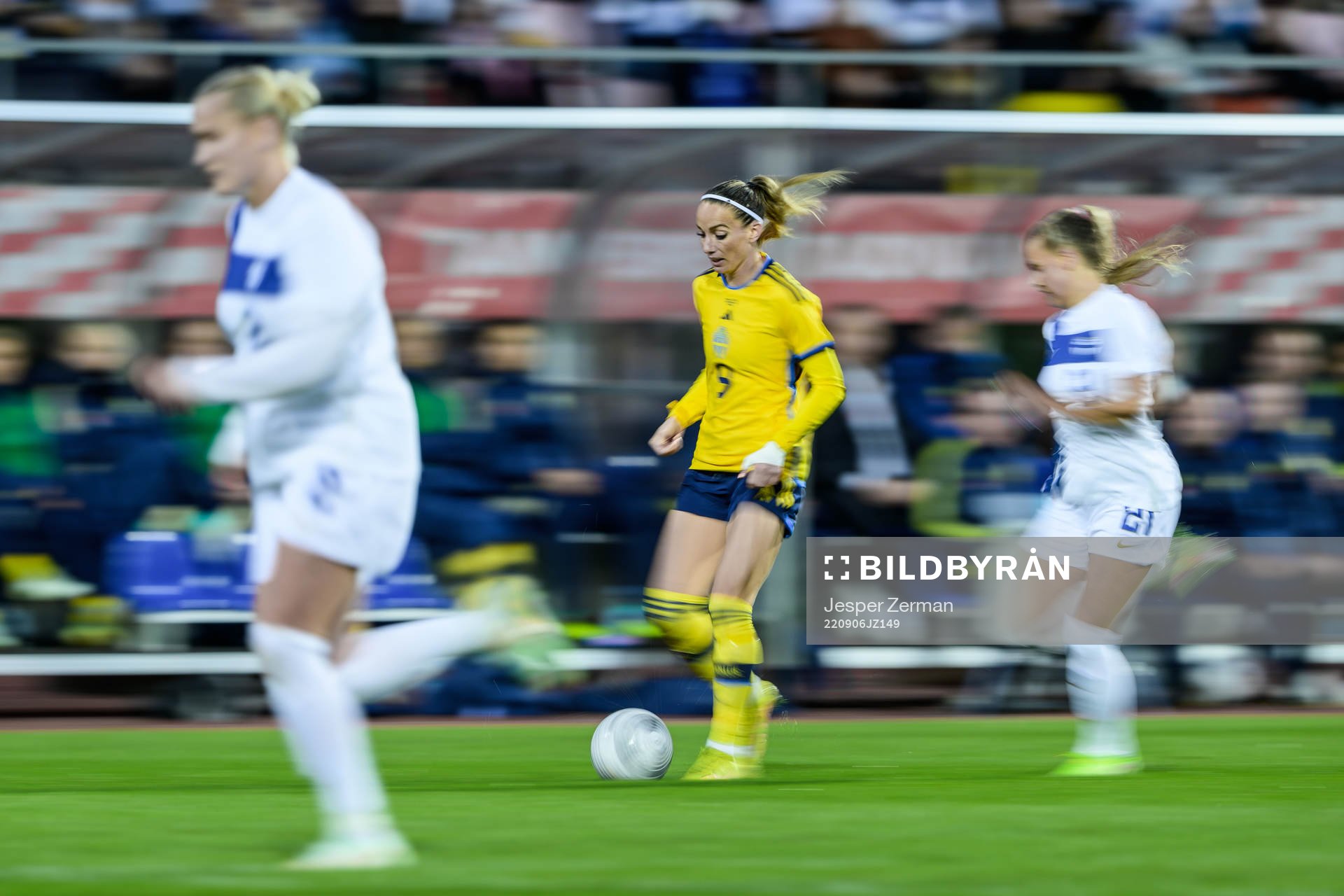 Kosovare Asllani of Sweden and Amanda Rantanen of Finland