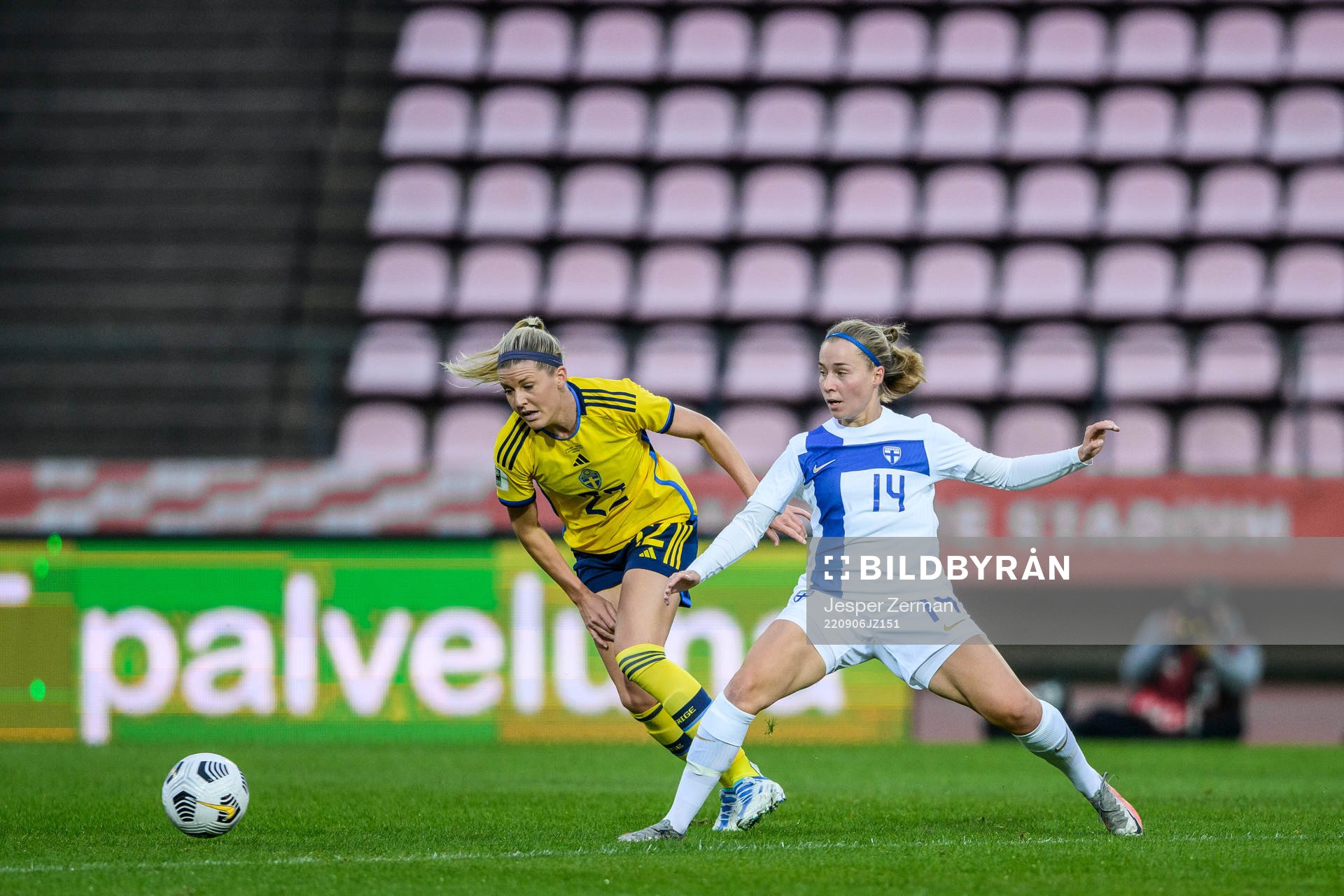 Olivia Scough of Sweden and Heidi Kollanen of Finland