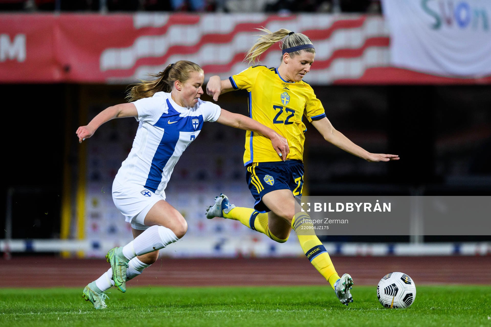 Elli Pikkujämsä of Finland and Olivia Scough of Sweden