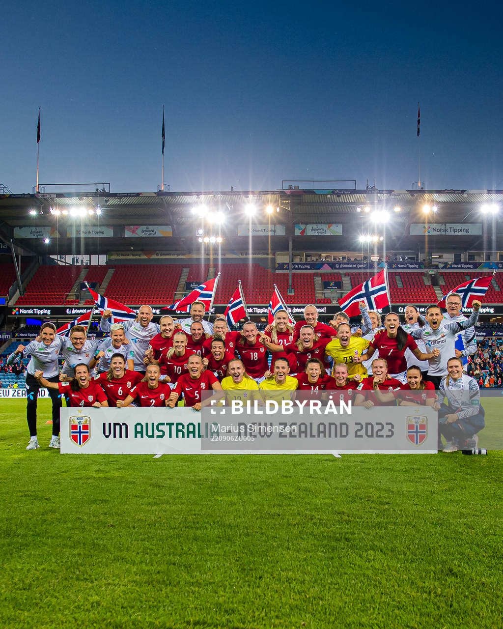 Players of Norway celebrates