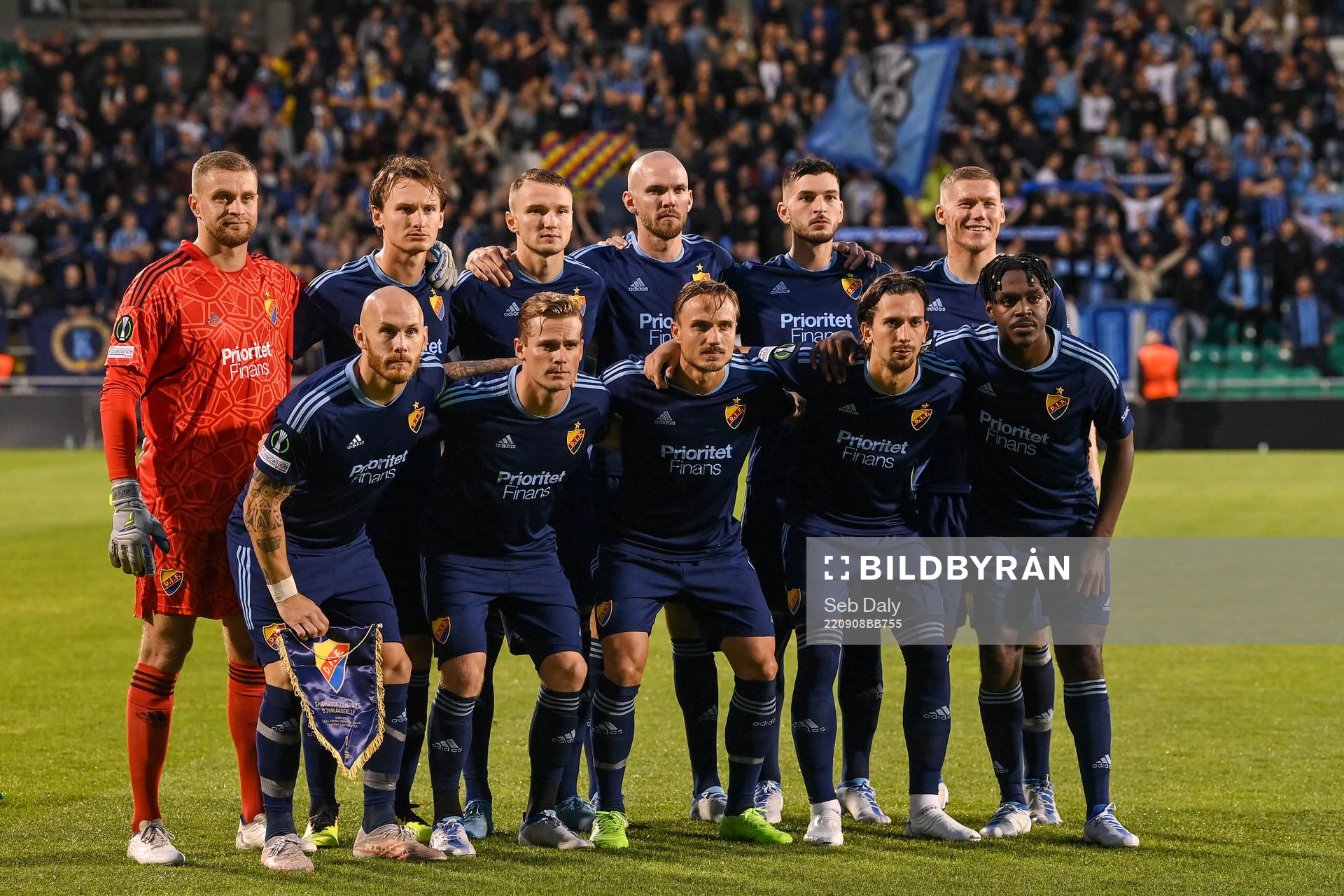 The starting eleven of Djurgården pose for a photo