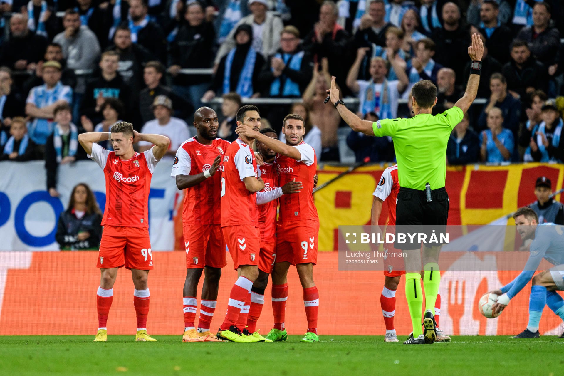 Vitor Oliveira, and Abel Ruiz of Braga look dejected as