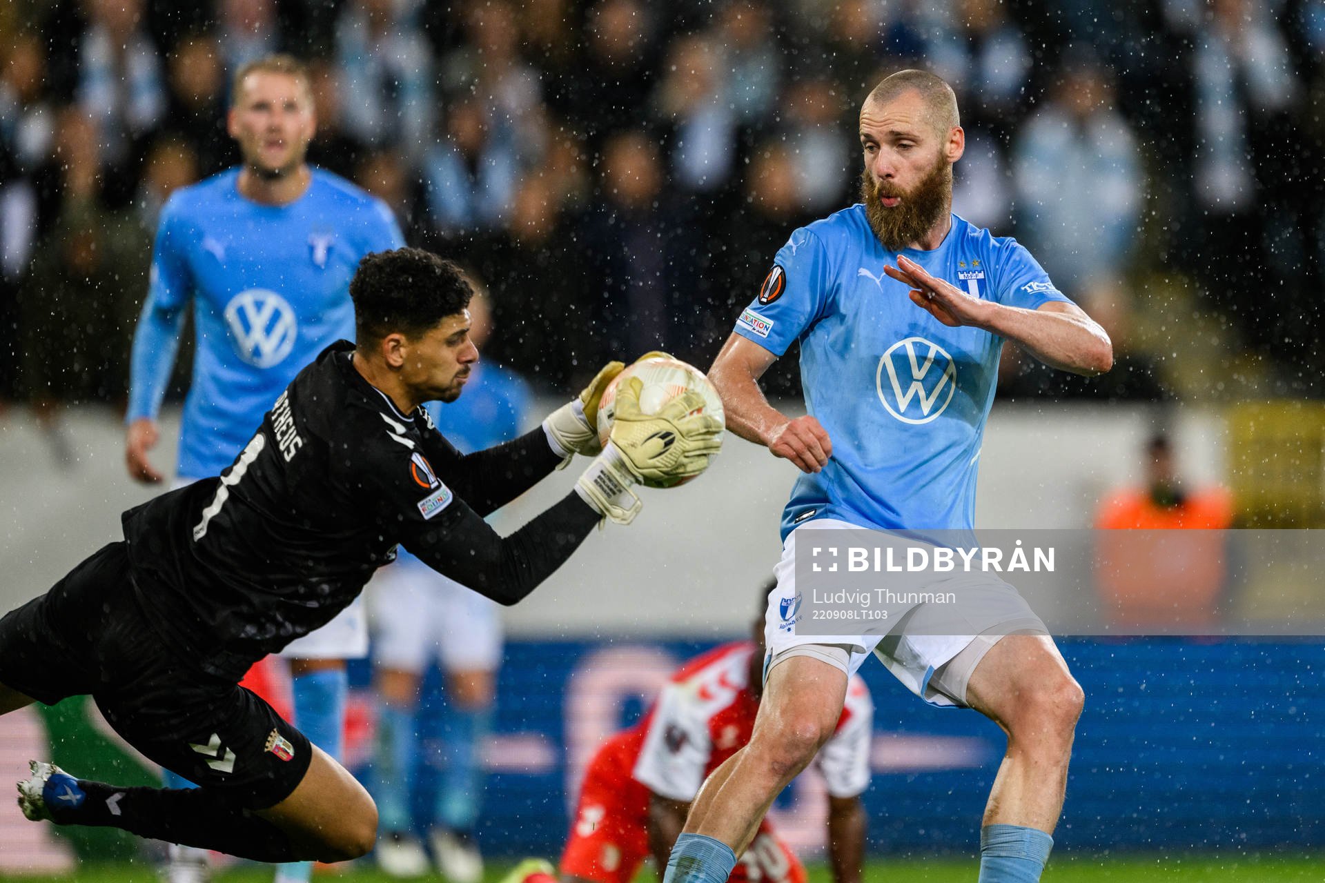 goalkeeper Matheus of Braga and Jo Inge Berget of Malmö FF