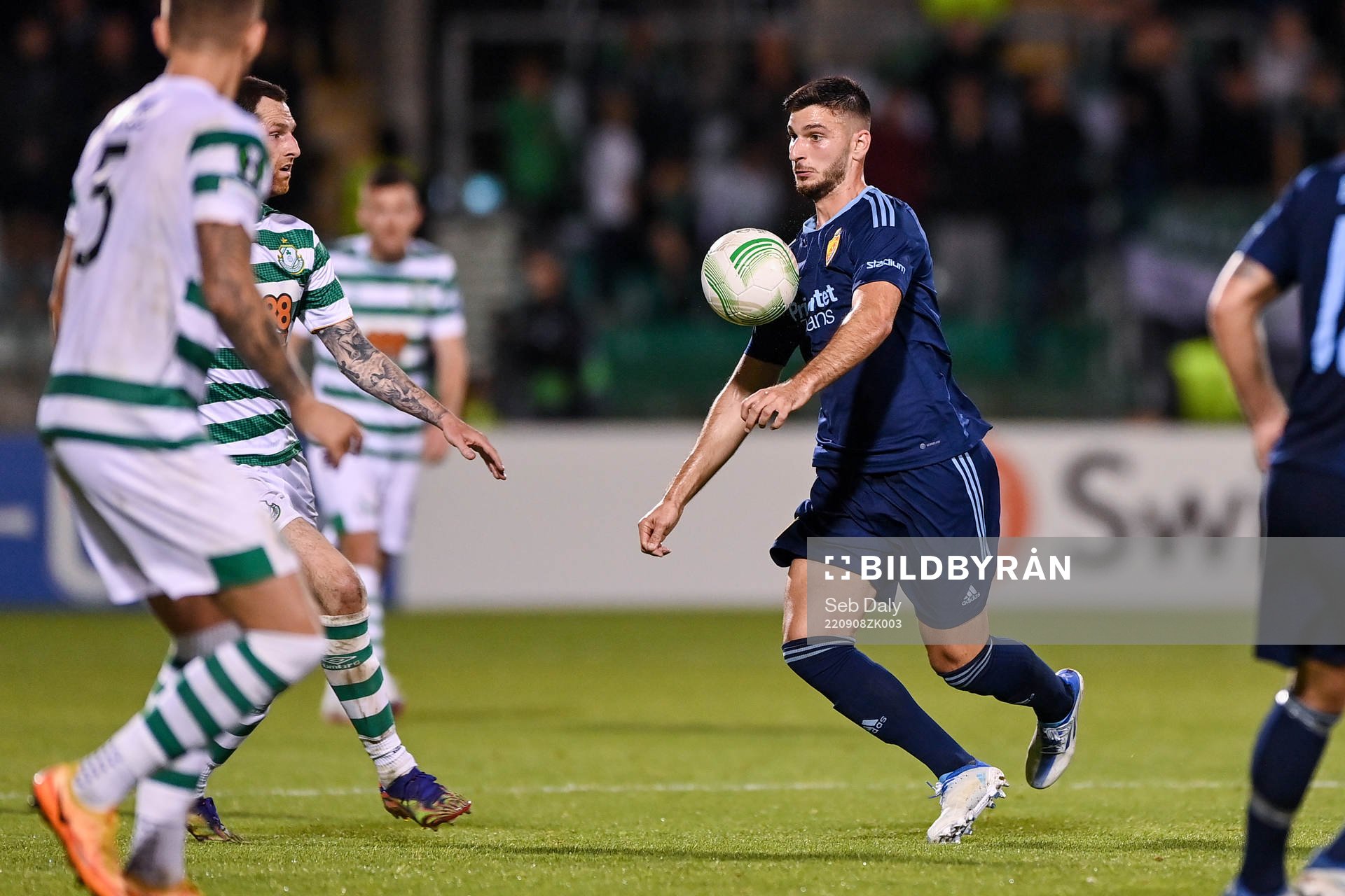 Besard Sabovic of Djurgården and Andrew Lyons of Shamrock