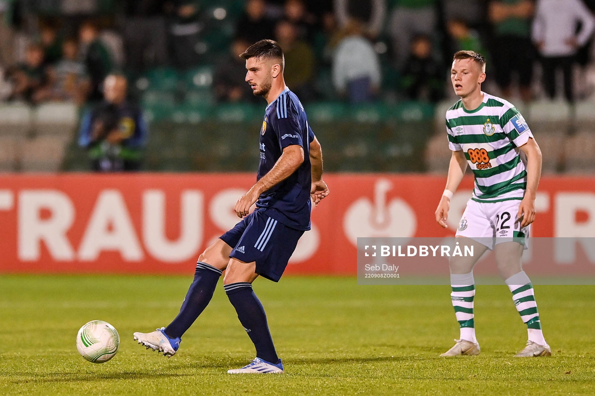 Besard Sabovic of Djurgården and Andrew Lyons of Shamrock