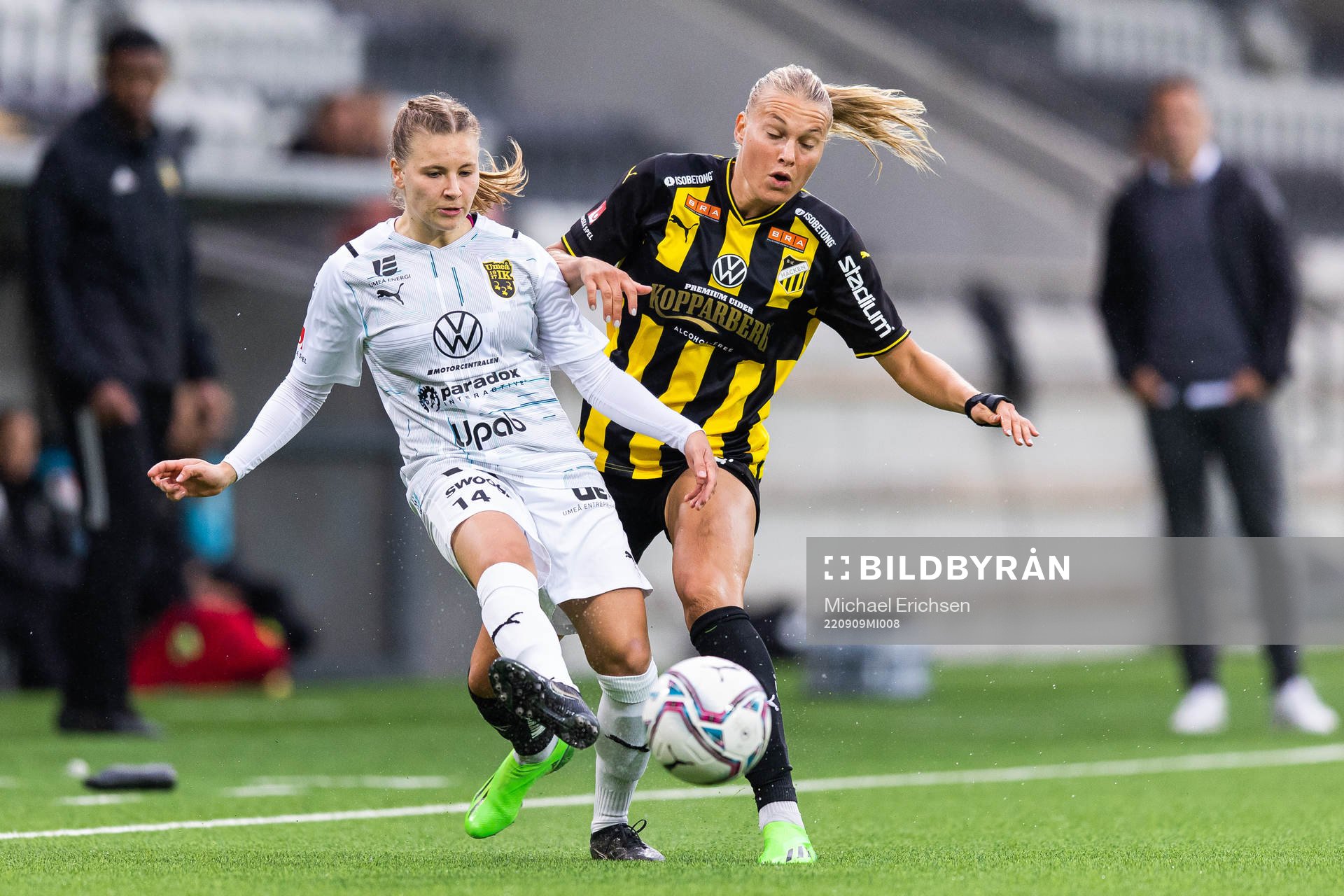 Umeås Katariina Kosola och Häckens Stine Larsen under fotbollsmatchen i Damallsvenskan mellan Häcken och Umeå den 9 september 2022 i Göteborg.