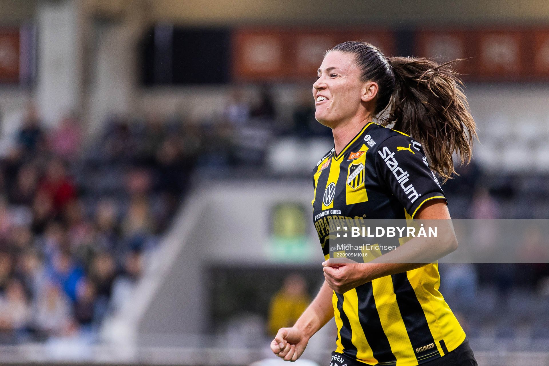 Häckens Pauline Hammarlund jublar