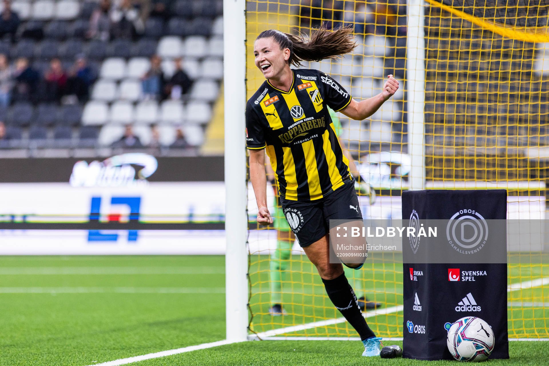 Häckens Pauline Hammarlund jublar