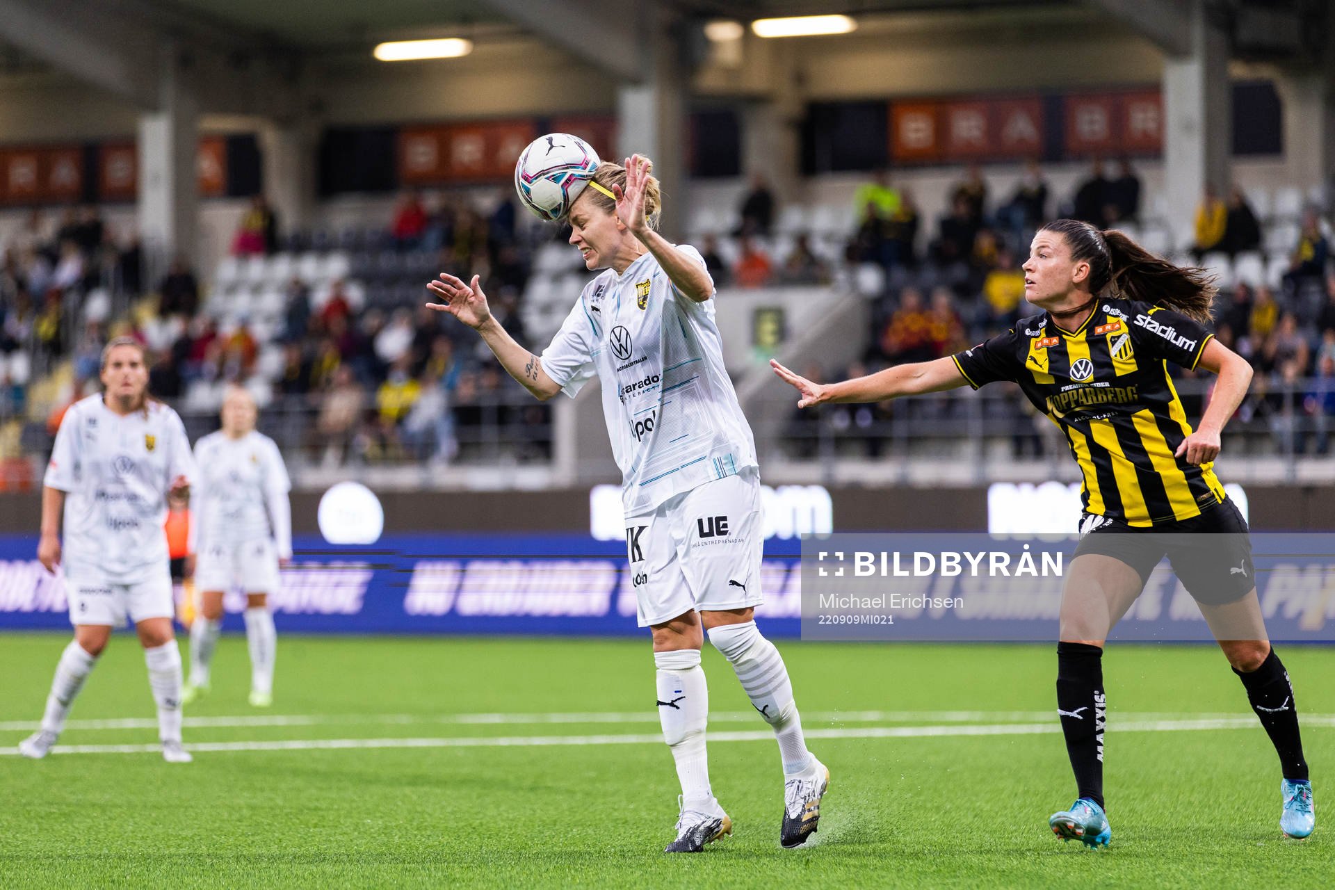 Umeås Lisa Dahlkvist och Häckens Pauline Hammarlund under fotbollsmatchen i Damallsvenskan mellan Häcken och Umeå den 9 september 2022 i Göteborg.