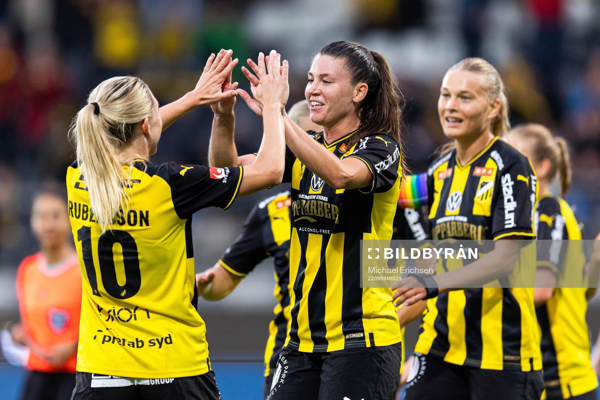 Häckens Elin Rubensson jublar med målskytten till 2-0