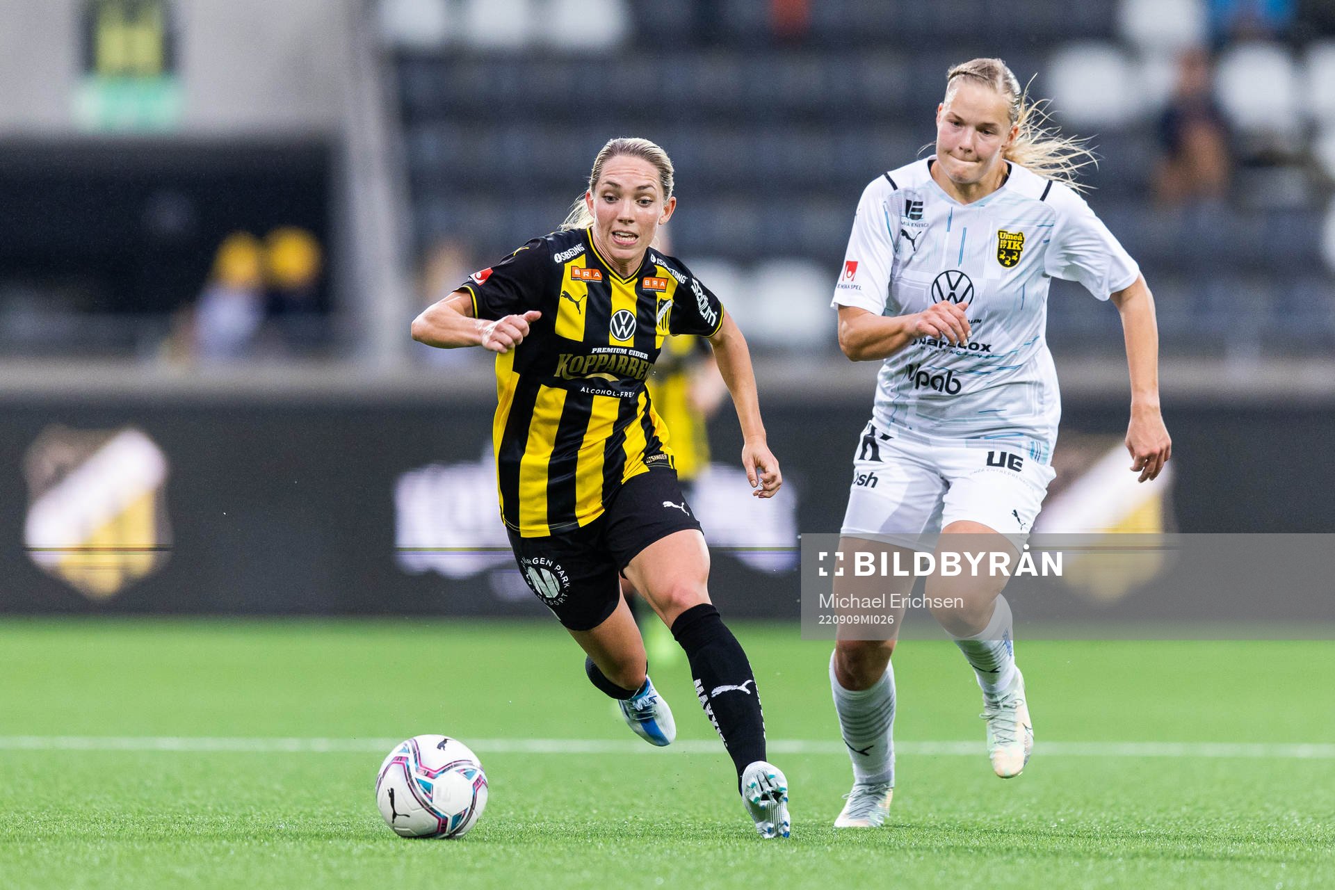 Häckens Elin Rubensson och Umeås Henna-Riikka Honkanen under fotbollsmatchen i Damallsvenskan mellan Häcken och Umeå den 9 september 2022 i Göteborg.