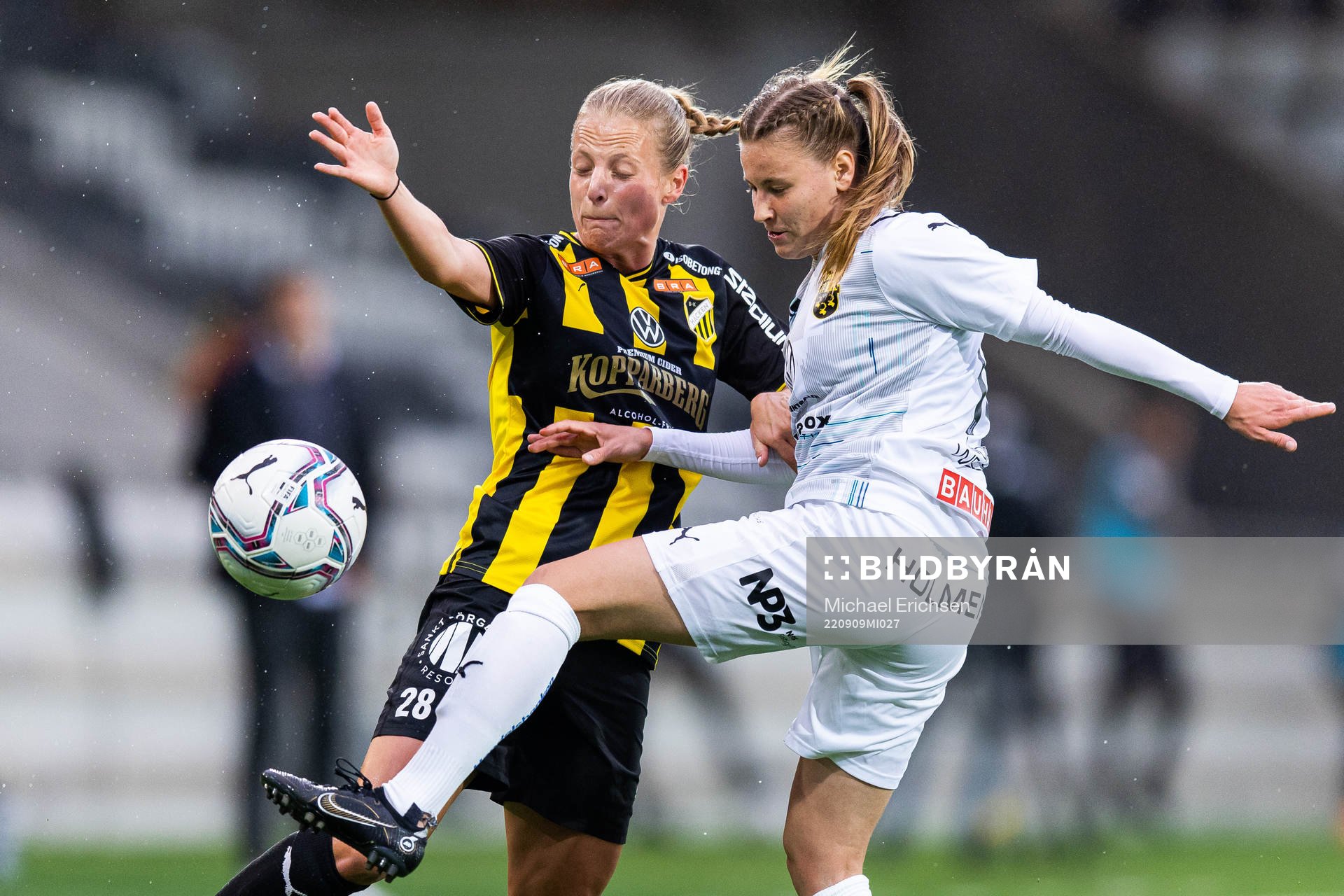 Häckens Anna Anvegård och Umeås Katariina Kosola under fotbollsmatchen i Damallsvenskan mellan Häcken och Umeå den 9 september 2022 i Göteborg.