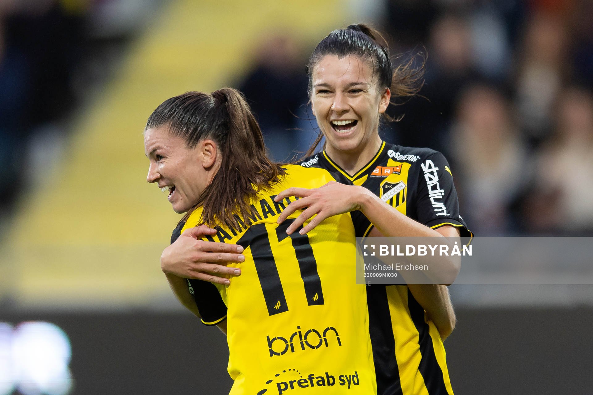 Häckens Pauline Hammarlund jublar