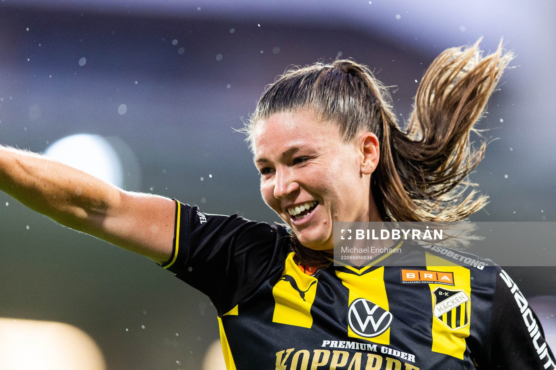 Häckens Pauline Hammarlund jublar