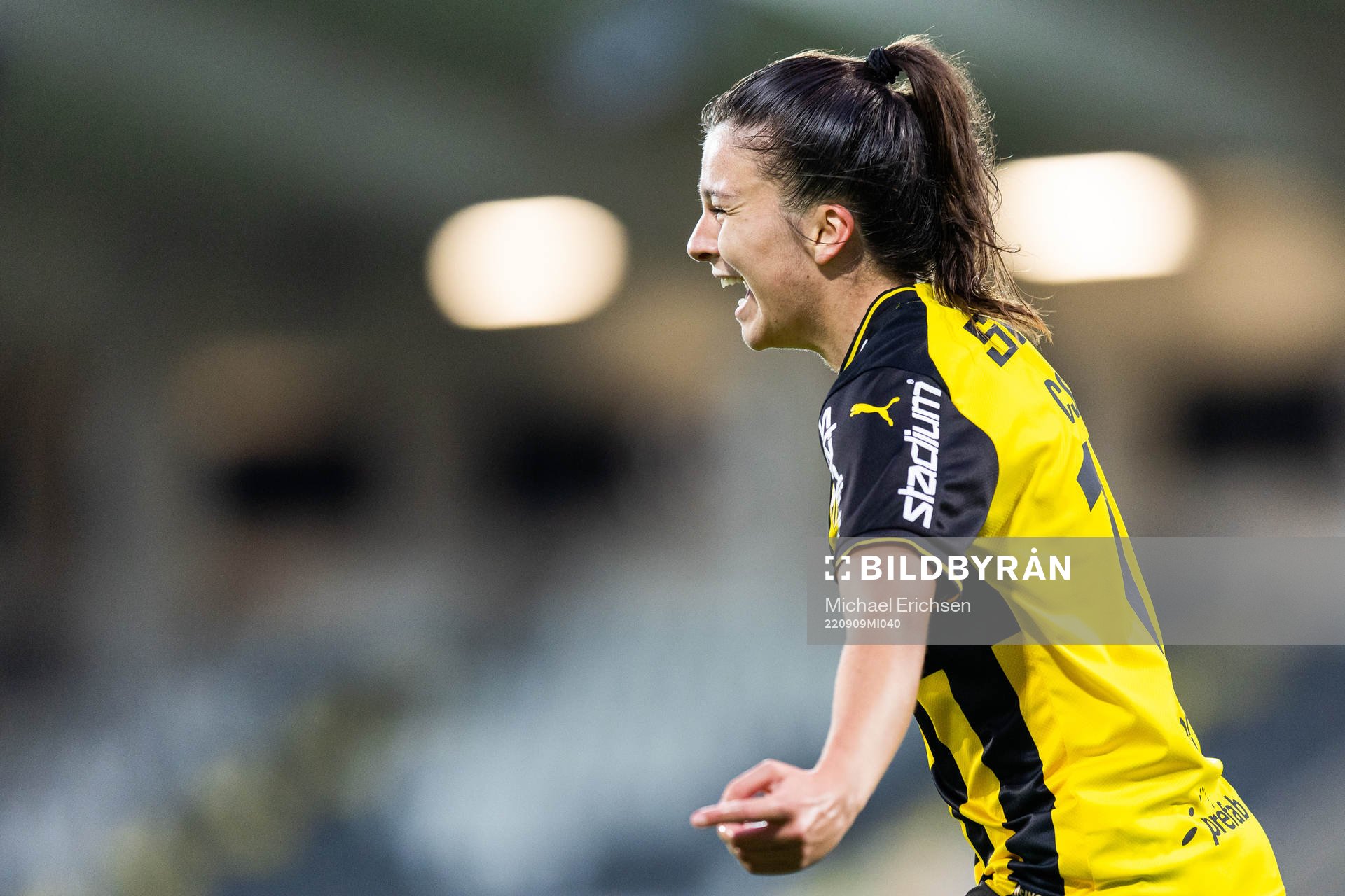 Häckens Anna Julia Csiki jublar