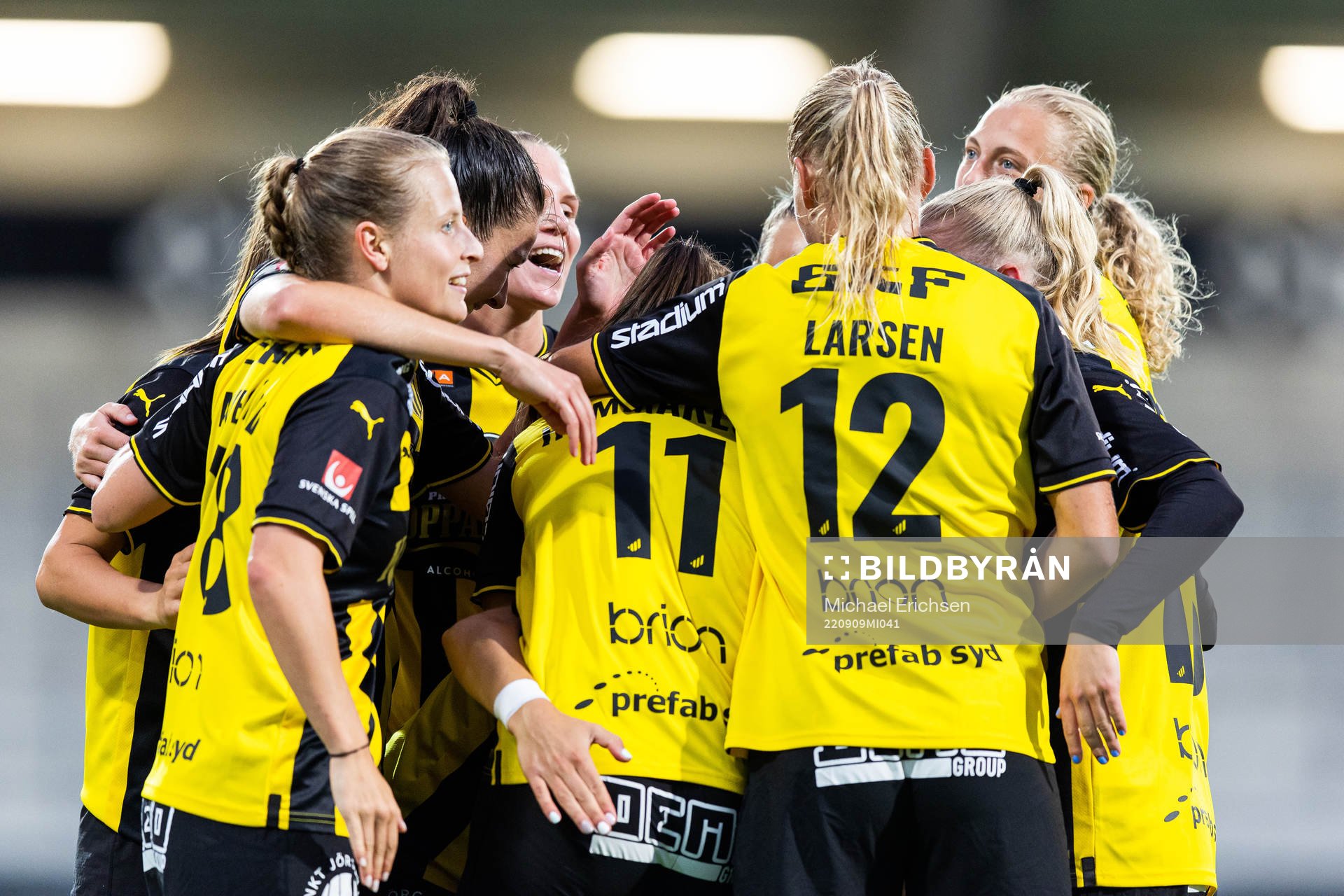 Häckens spelare jublar med Pauline Hammarlund (mitten)