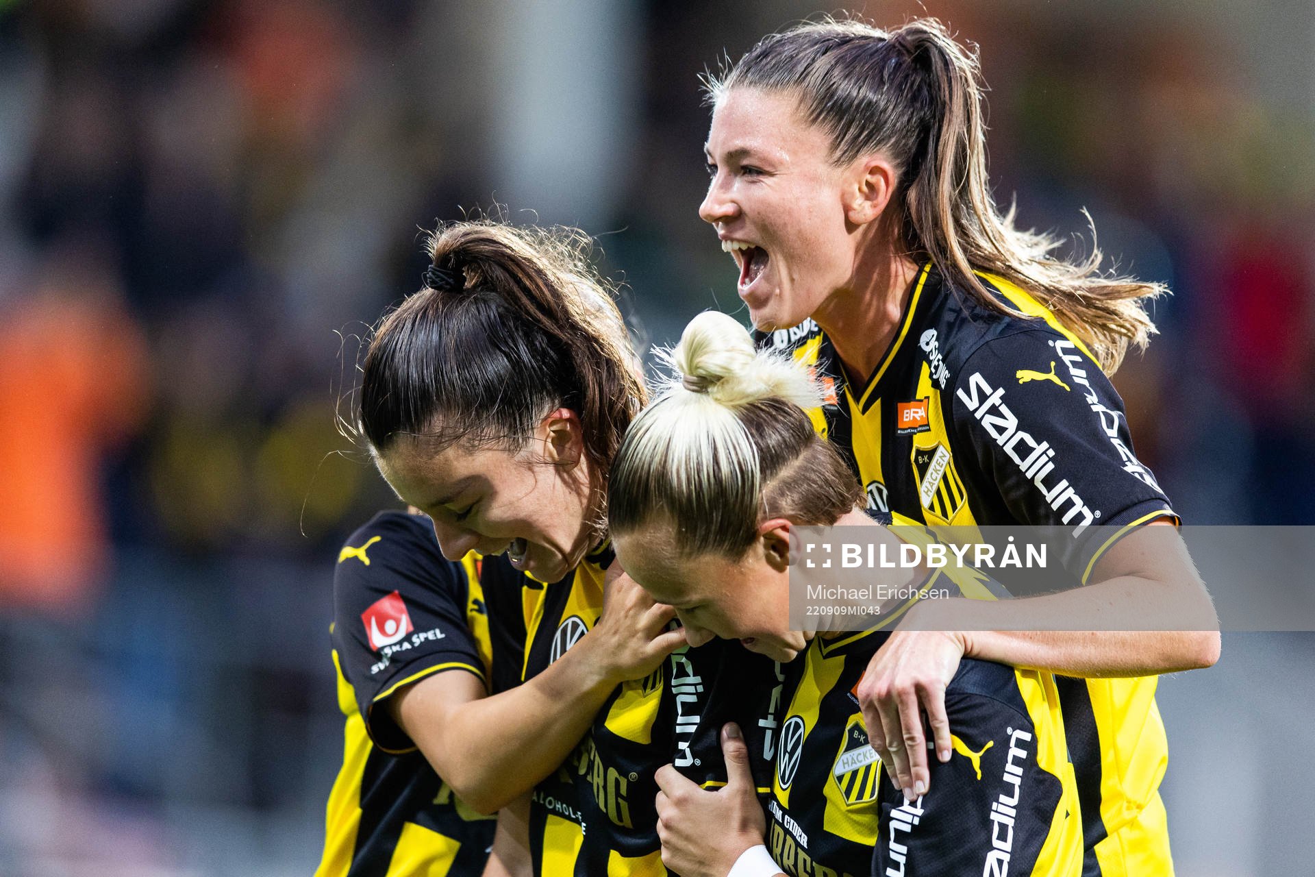 Häckens Anna Julia Csiki jublar med Pauline Hammarlund och