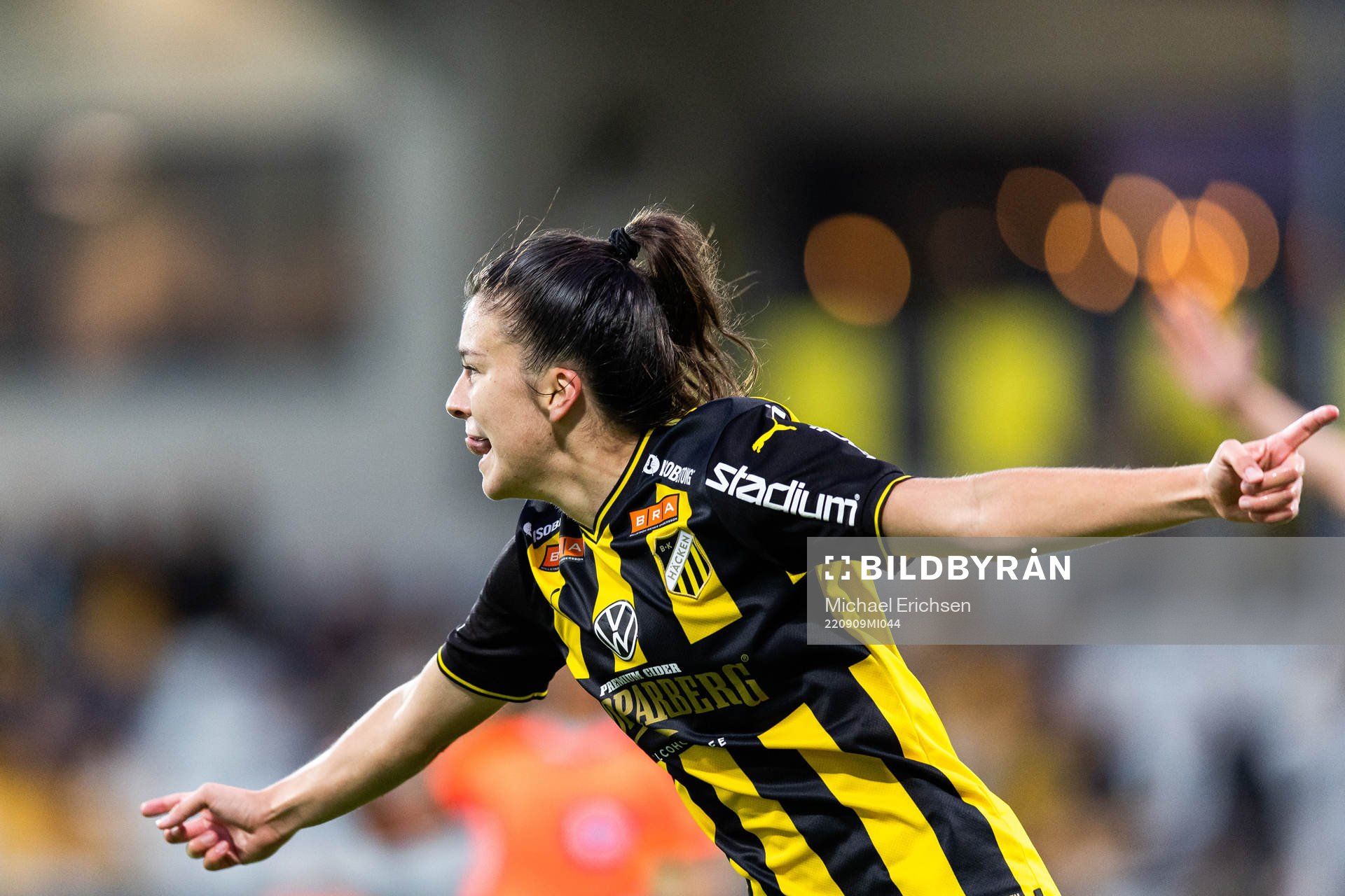 Häckens Anna Julia Csiki jublar