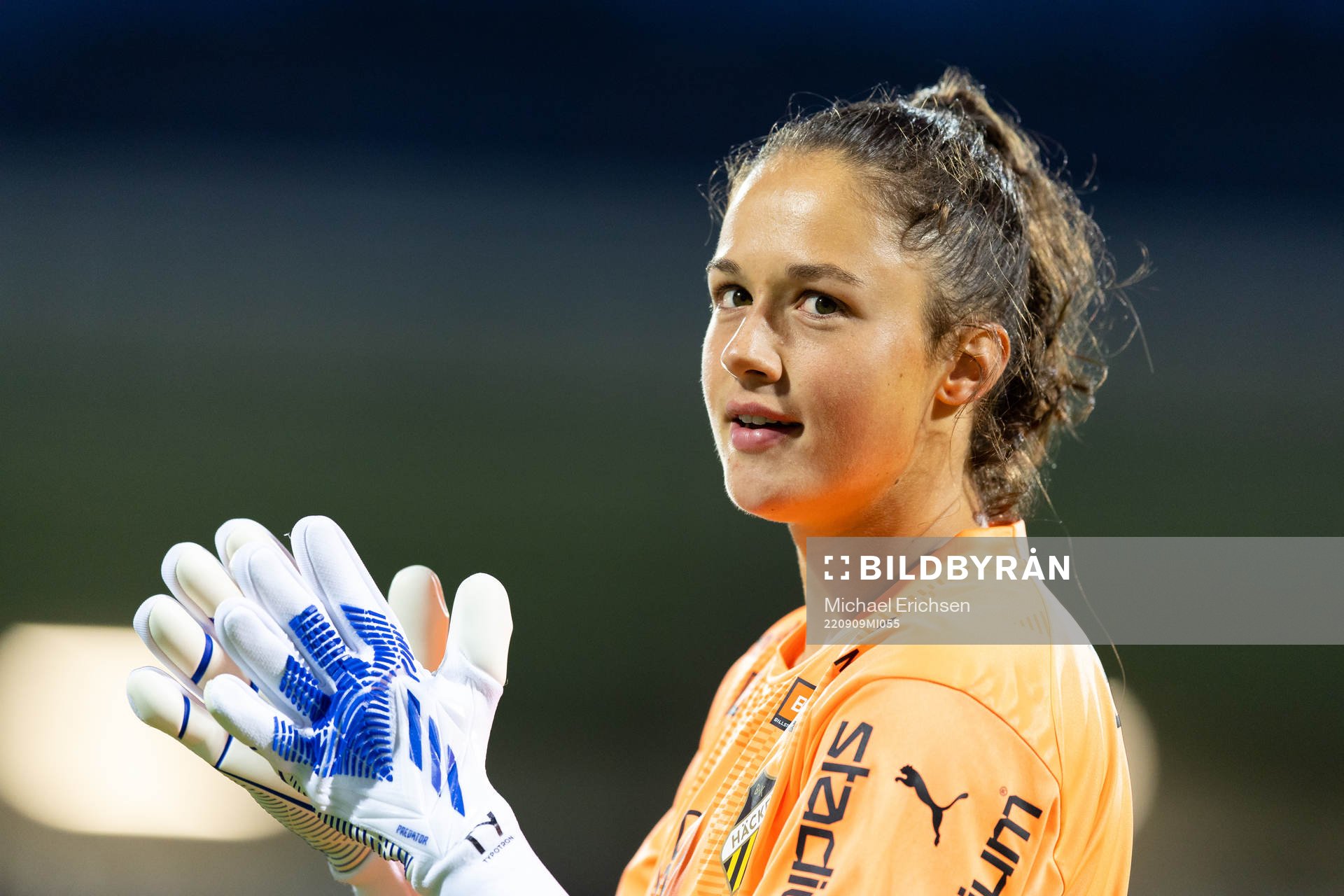 Häckens målvakt Livia Peng jublar