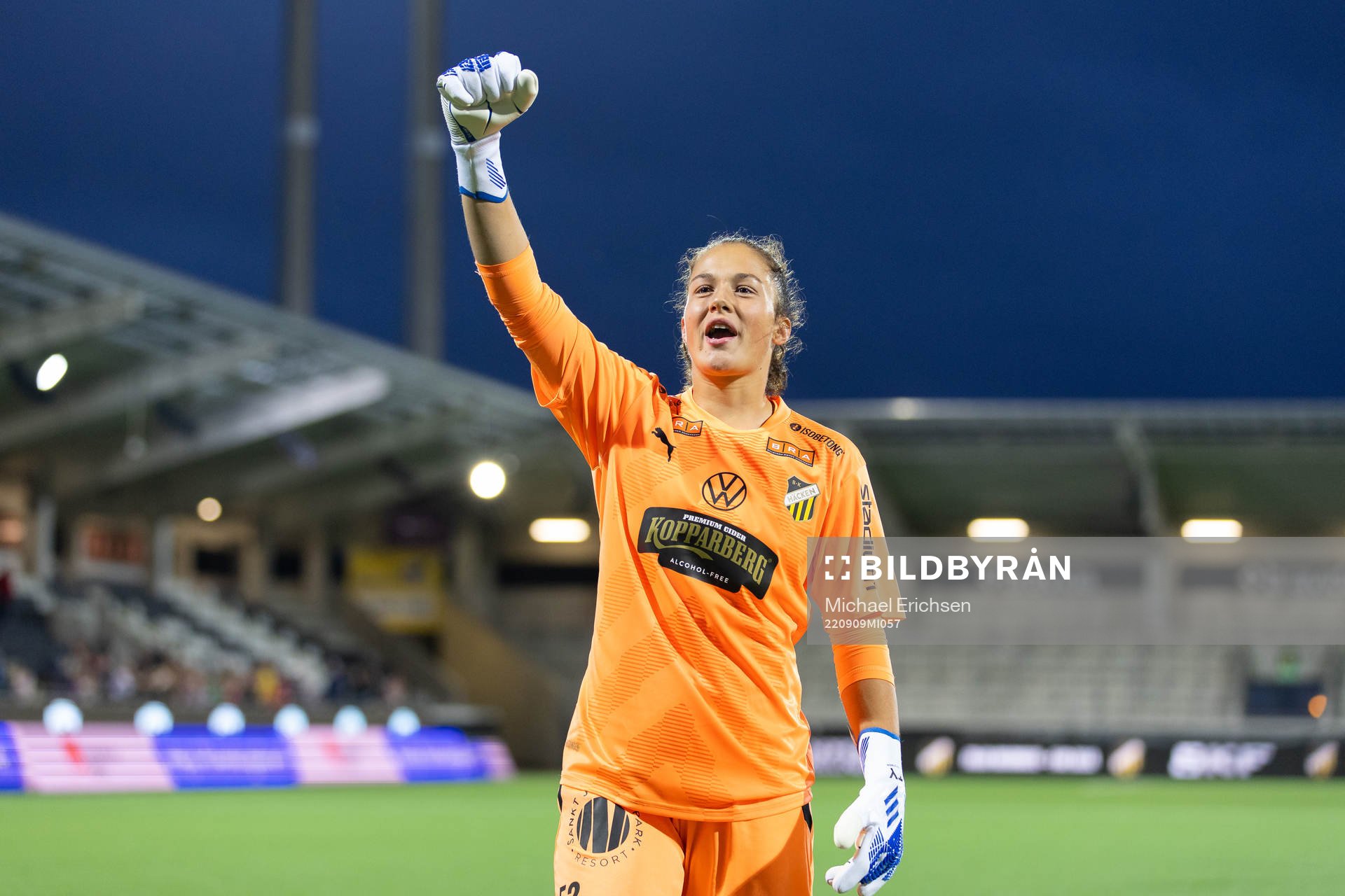 Häckens målvakt Livia Peng jublar