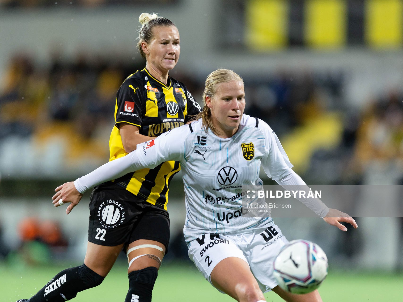 Häckens Marika Bergman Lundin och Umeås Emma Santamäki under fotbollsmatchen i Damallsvenskan mellan Häcken och Umeå den 9 september 2022 i Göteborg.